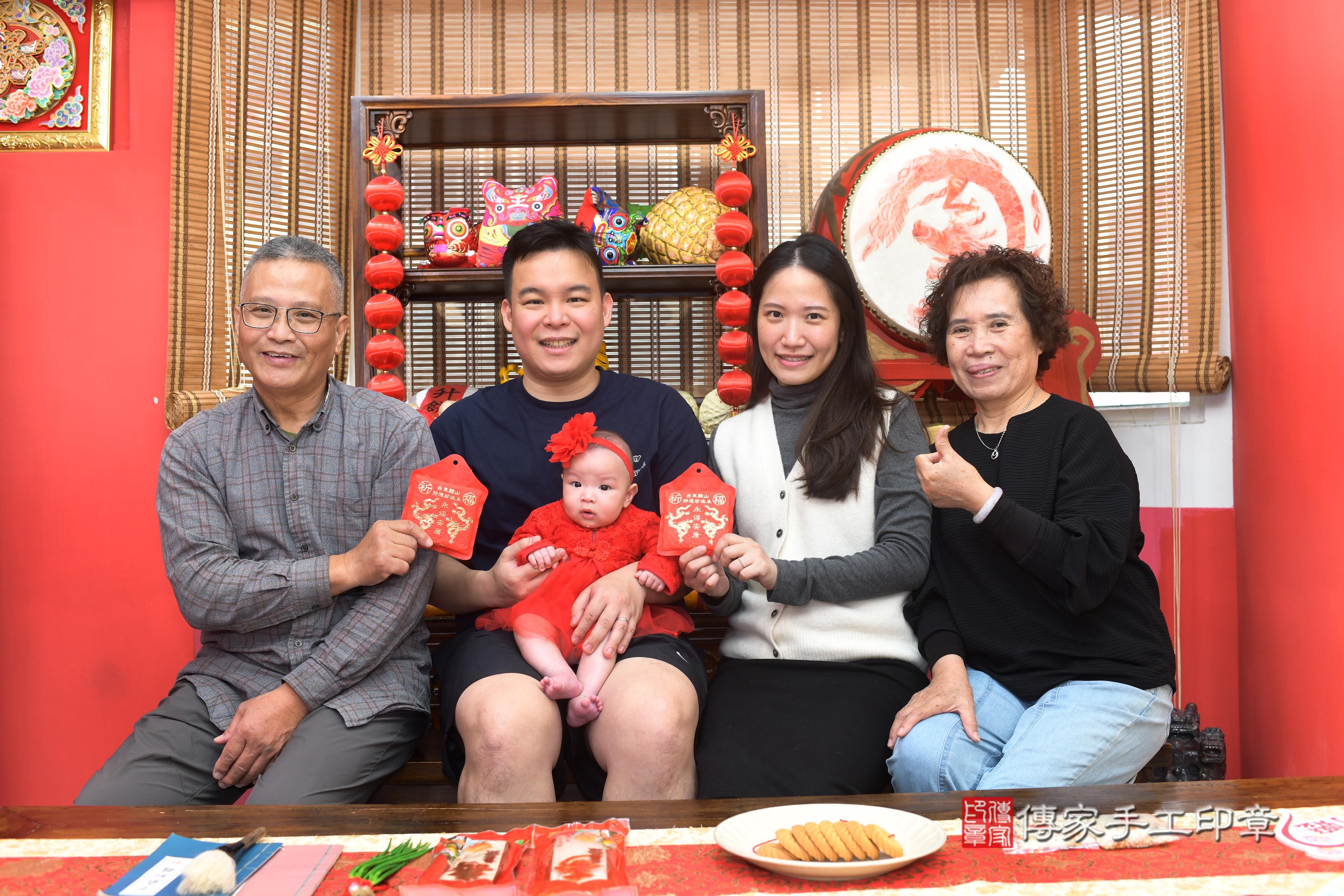 傳家手工印章高雄店、抓周、度脺、中國風會場、傳家嬰兒古禮、吉祥話、抓周道具物品24種、拍照。抓周證書。寶寶抓周、滿周歲、生日快樂、祝福