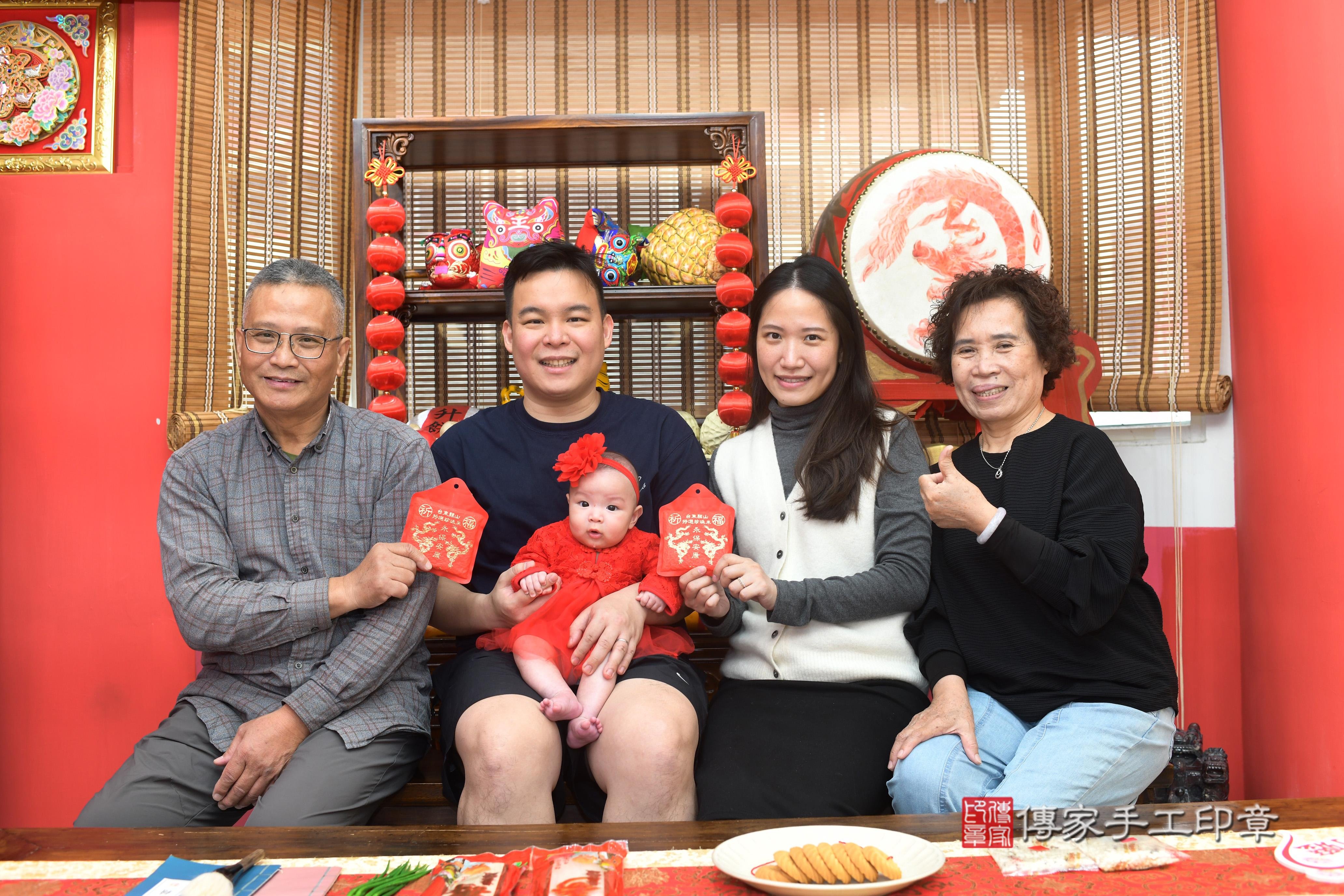 傳家手工印章高雄店、抓周、度脺、中國風會場、傳家嬰兒古禮、吉祥話、抓周道具物品24種、拍照。抓周證書。寶寶抓周、滿周歲、生日快樂、祝福
