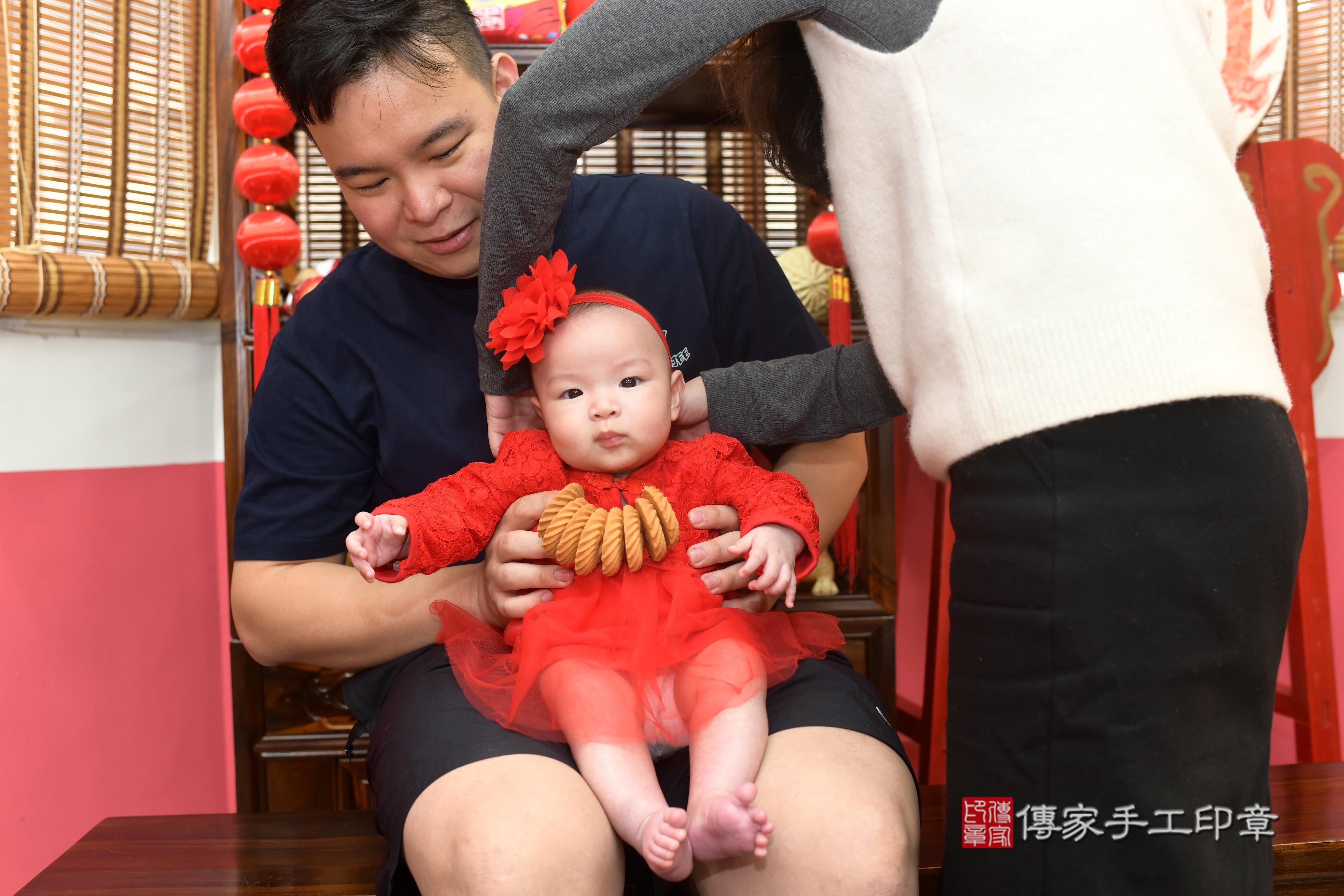 傳家手工印章高雄店、抓周、度脺、中國風會場、傳家嬰兒古禮、吉祥話、抓周道具物品24種、拍照。抓周證書。寶寶抓周、滿周歲、生日快樂、祝福