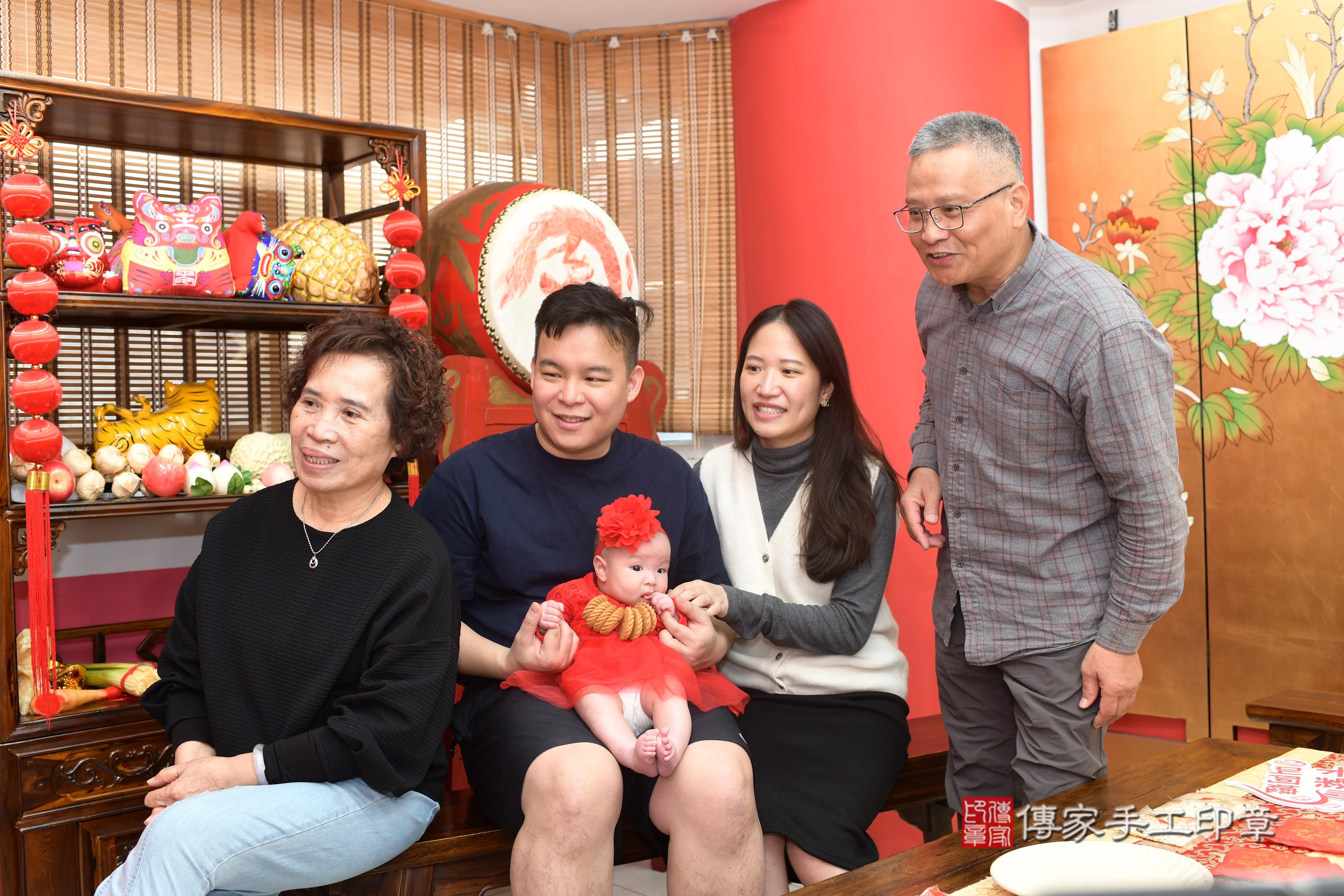 傳家手工印章高雄店、抓周、度脺、中國風會場、傳家嬰兒古禮、吉祥話、抓周道具物品24種、拍照。抓周證書。寶寶抓周、滿周歲、生日快樂、祝福