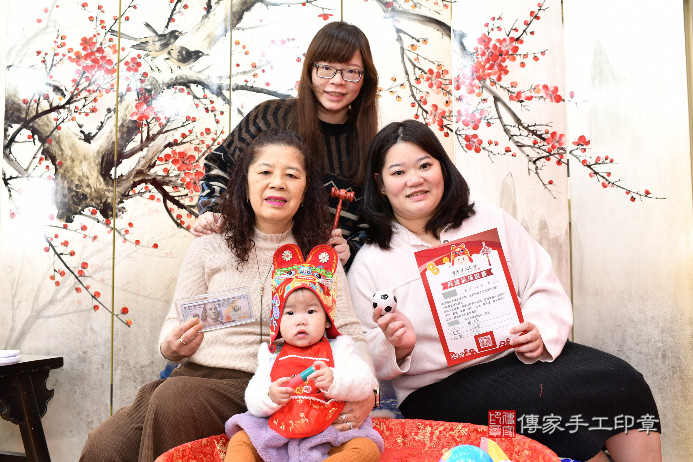 新北市永和區玥玥寶寶抓周推薦：傳家新北店抓周度脺中國風會場，嬰兒古禮抓周流程儀式吉祥話、抓周道具物品24種、拍照。抓周證書。2025.1.13，照片13