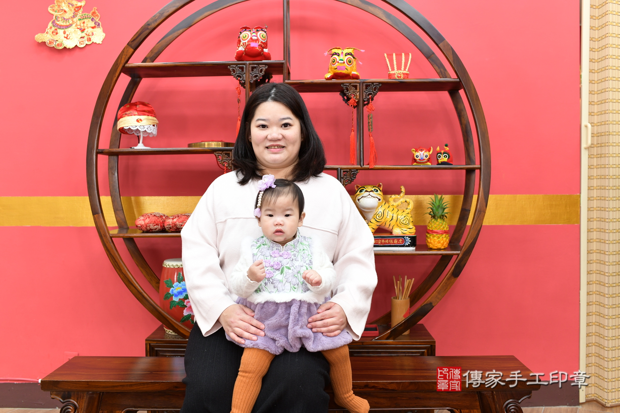 新北市永和區玥玥寶寶抓周推薦：傳家新北店抓周度脺中國風會場，嬰兒古禮抓周流程儀式吉祥話、抓周道具物品24種、拍照。抓周證書。2025.1.13，照片2