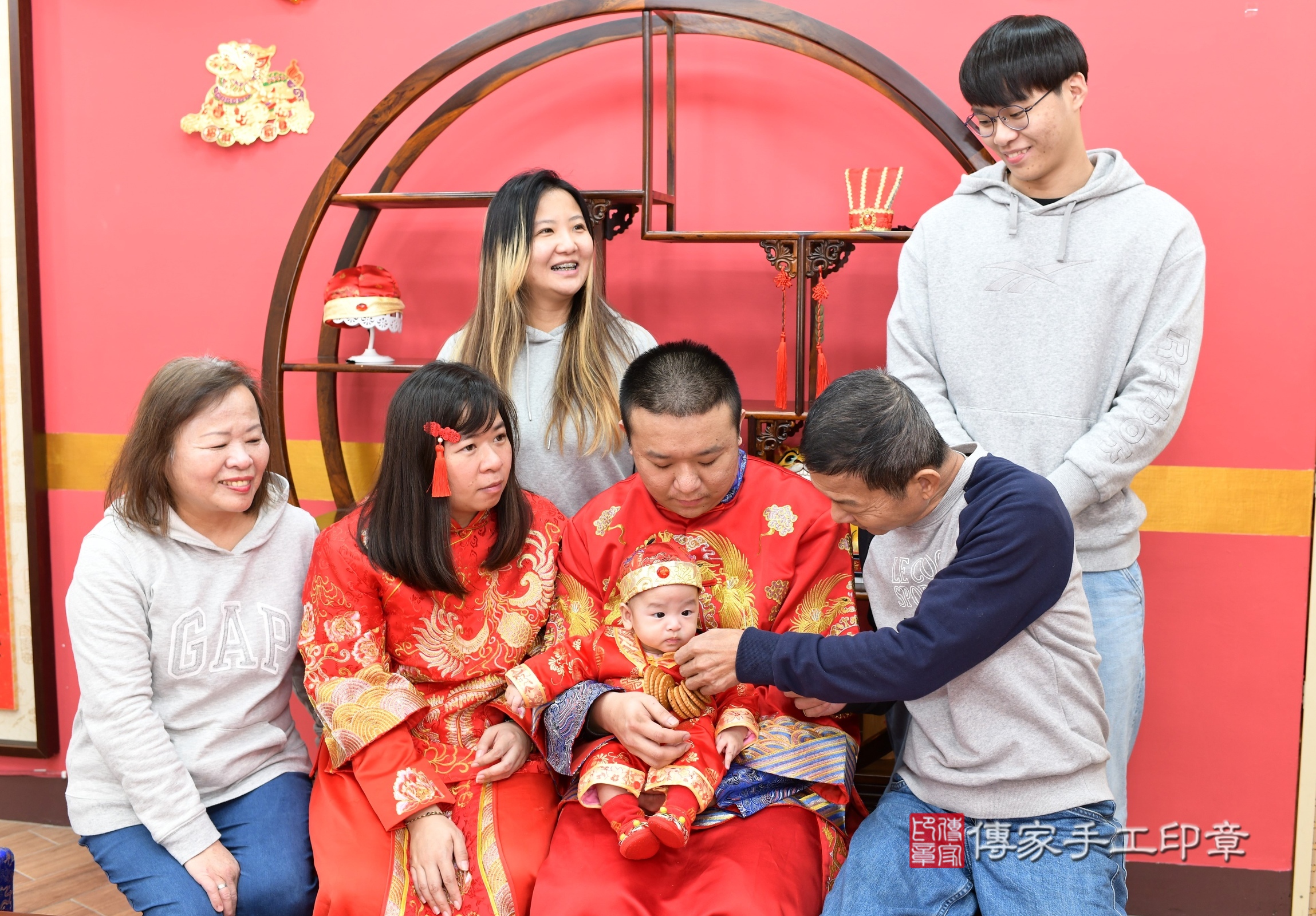 新北市永和區昊昊寶寶收涎推薦：傳家新北店收涎中國風會場，嬰兒古禮收涎收口水流程儀式、收涎吉祥話、收涎餅乾、收涎拍照。收涎證書。2025.1.12，照片10