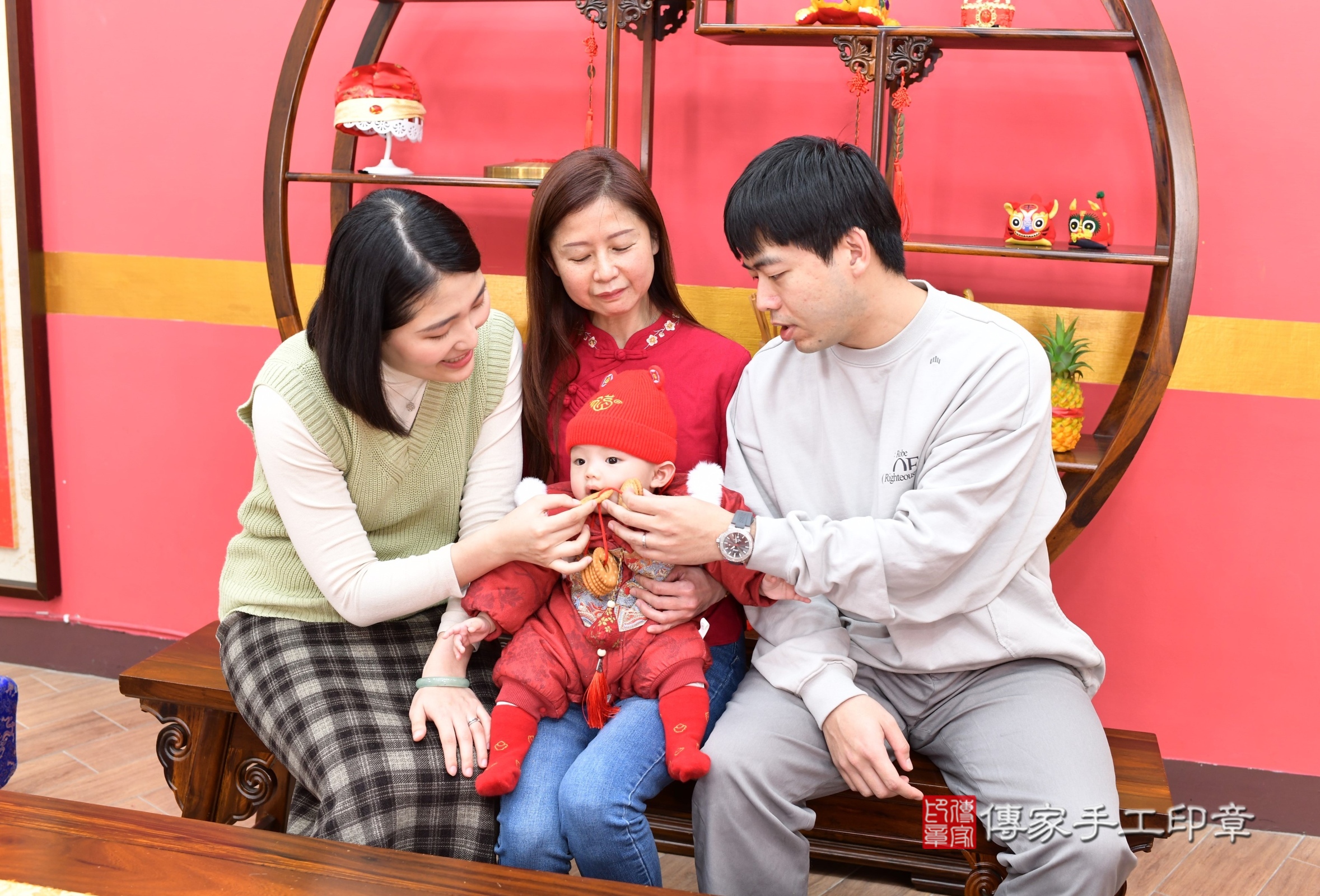 新北市永和區小琁寶寶收涎推薦：傳家新北店收涎中國風會場，嬰兒古禮收涎收口水流程儀式、收涎吉祥話、收涎餅乾、收涎拍照。收涎證書。2025.1.15，照片11