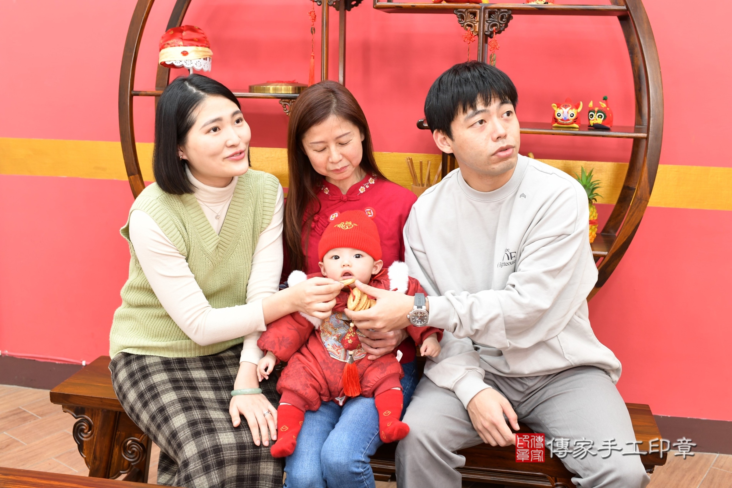 新北市永和區小琁寶寶收涎推薦：傳家新北店收涎中國風會場，嬰兒古禮收涎收口水流程儀式、收涎吉祥話、收涎餅乾、收涎拍照。收涎證書。2025.1.15，照片12
