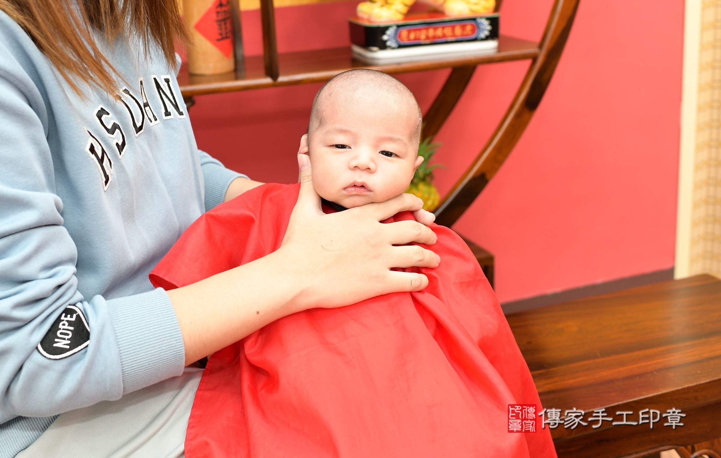 小霆寶寶(新北市永和區嬰兒寶寶滿月剃頭理髮、嬰兒剃胎毛儀式吉祥話)。中國風會場，爸媽寶貝穿「日中韓」古裝禮服。專業拍照、證書。★購買「臍帶章、肚臍章、胎毛筆刷印章」贈送：剃頭、收涎、抓周，三選一。2025.1.17，照片20