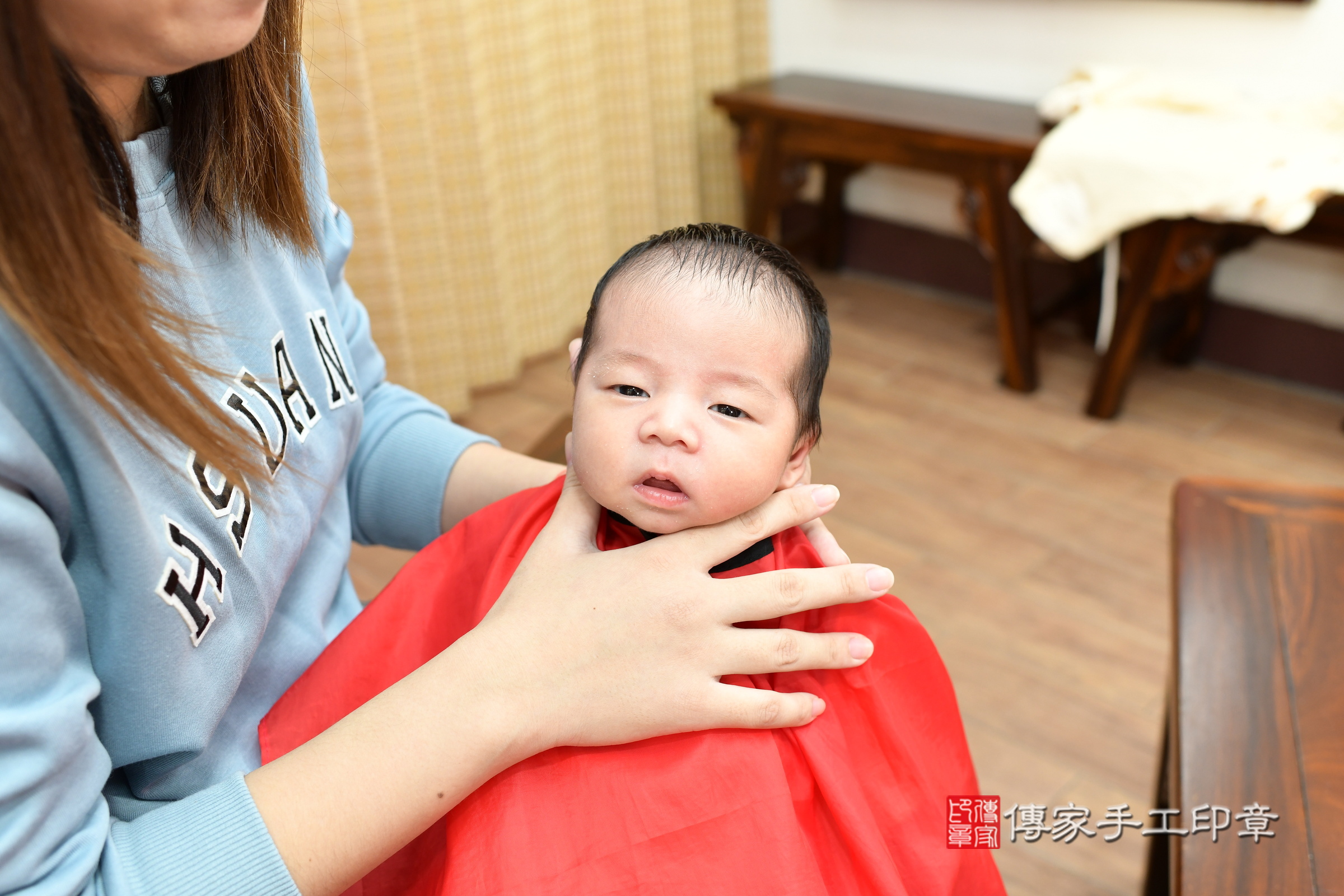 小霆寶寶(新北市永和區嬰兒寶寶滿月剃頭理髮、嬰兒剃胎毛儀式吉祥話)。中國風會場，爸媽寶貝穿「日中韓」古裝禮服。專業拍照、證書。★購買「臍帶章、肚臍章、胎毛筆刷印章」贈送：剃頭、收涎、抓周，三選一。2025.1.17，照片19
