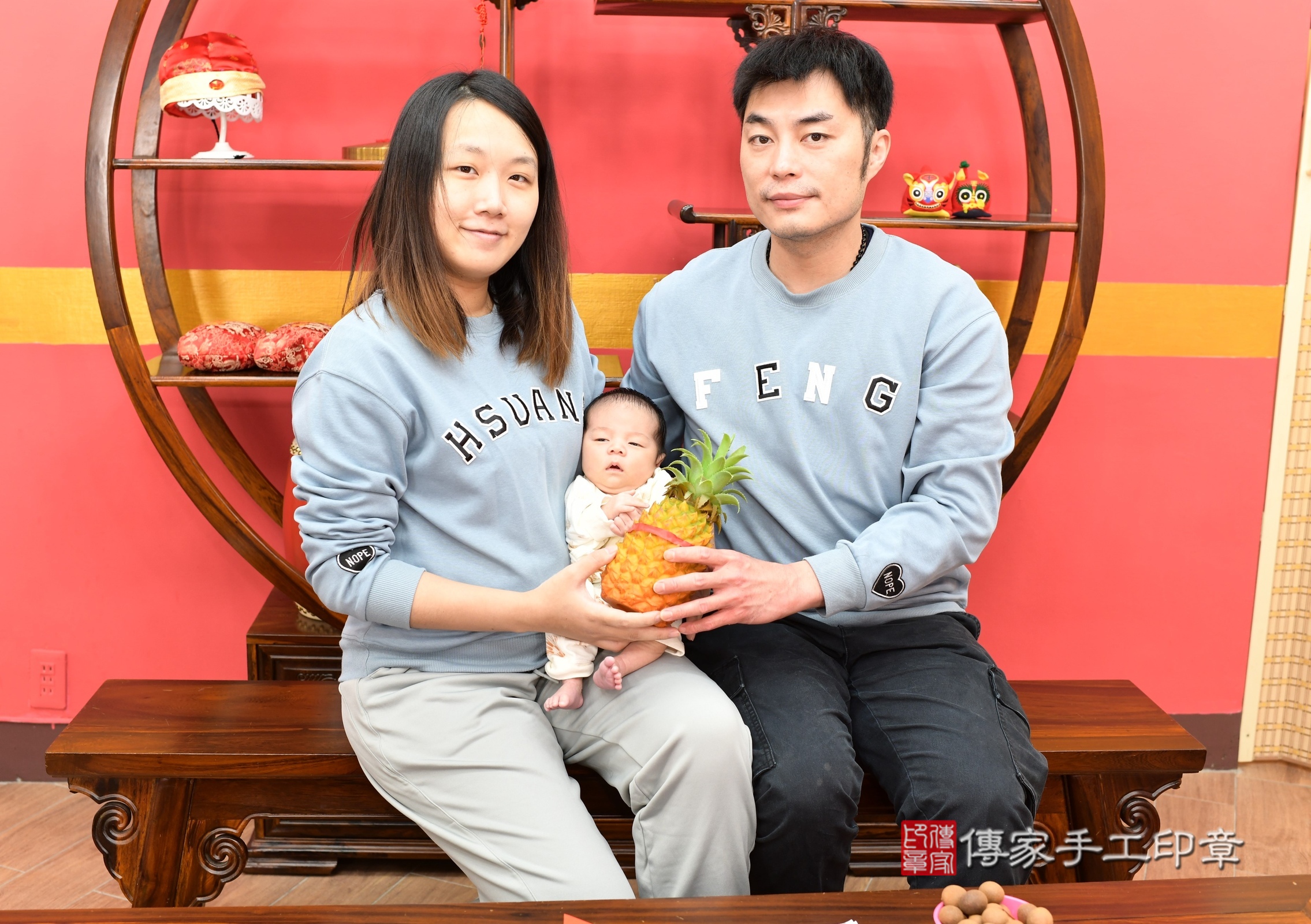 小霆寶寶(新北市永和區嬰兒寶寶滿月剃頭理髮、嬰兒剃胎毛儀式吉祥話)。中國風會場，爸媽寶貝穿「日中韓」古裝禮服。專業拍照、證書。★購買「臍帶章、肚臍章、胎毛筆刷印章」贈送：剃頭、收涎、抓周，三選一。2025.1.17，照片15