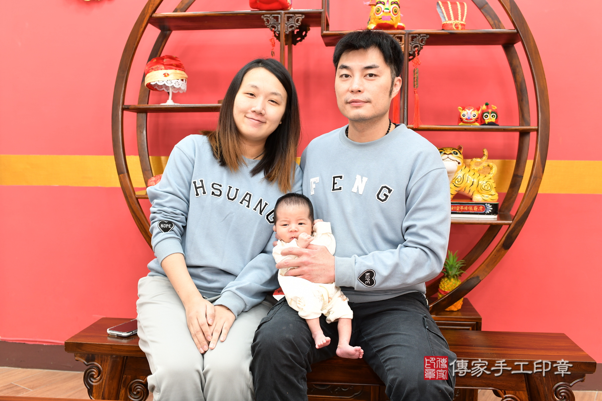 小霆寶寶(新北市永和區嬰兒寶寶滿月剃頭理髮、嬰兒剃胎毛儀式吉祥話)。中國風會場，爸媽寶貝穿「日中韓」古裝禮服。專業拍照、證書。★購買「臍帶章、肚臍章、胎毛筆刷印章」贈送：剃頭、收涎、抓周，三選一。2025.1.17，照片2