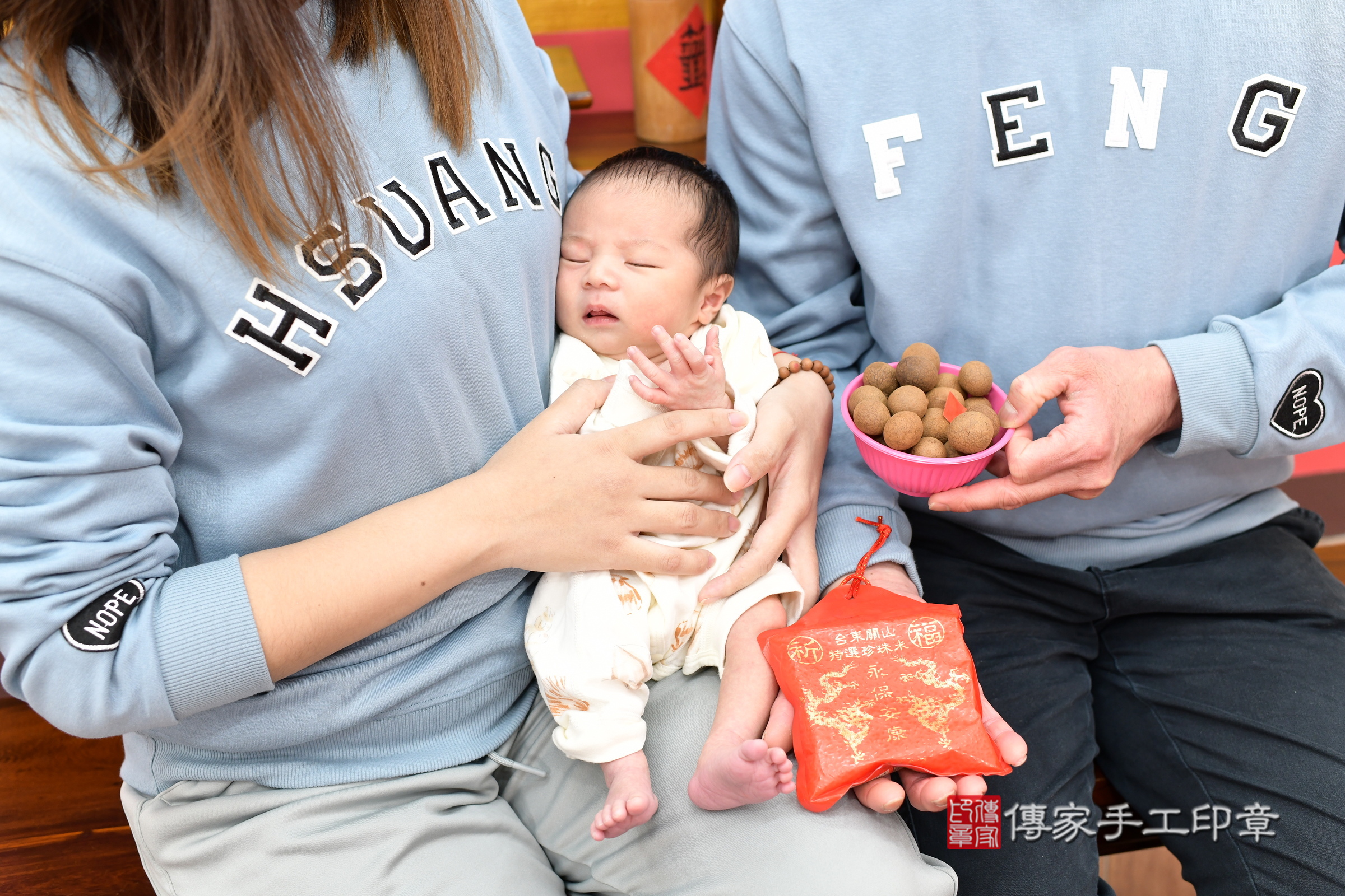 小霆寶寶(新北市永和區嬰兒寶寶滿月剃頭理髮、嬰兒剃胎毛儀式吉祥話)。中國風會場，爸媽寶貝穿「日中韓」古裝禮服。專業拍照、證書。★購買「臍帶章、肚臍章、胎毛筆刷印章」贈送：剃頭、收涎、抓周，三選一。2025.1.17，照片6