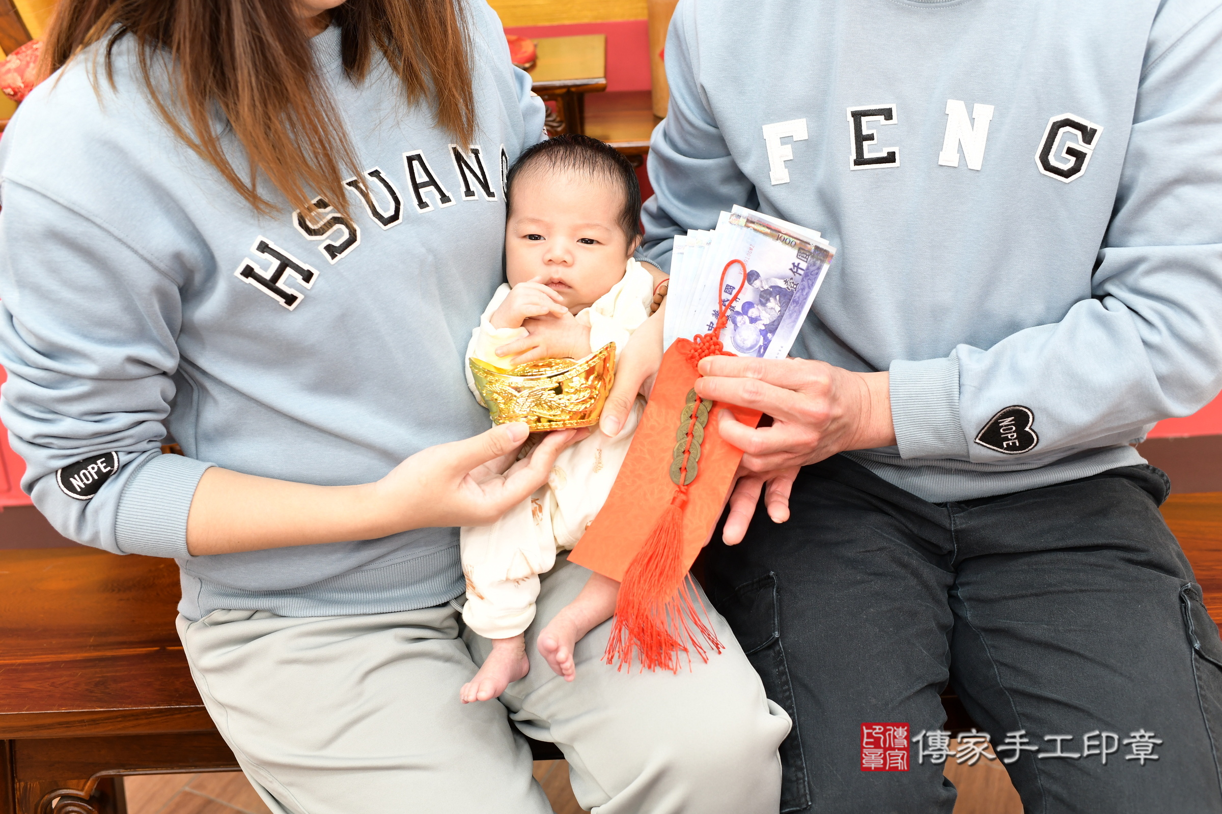 小霆寶寶(新北市永和區嬰兒寶寶滿月剃頭理髮、嬰兒剃胎毛儀式吉祥話)。中國風會場，爸媽寶貝穿「日中韓」古裝禮服。專業拍照、證書。★購買「臍帶章、肚臍章、胎毛筆刷印章」贈送：剃頭、收涎、抓周，三選一。2025.1.17，照片16