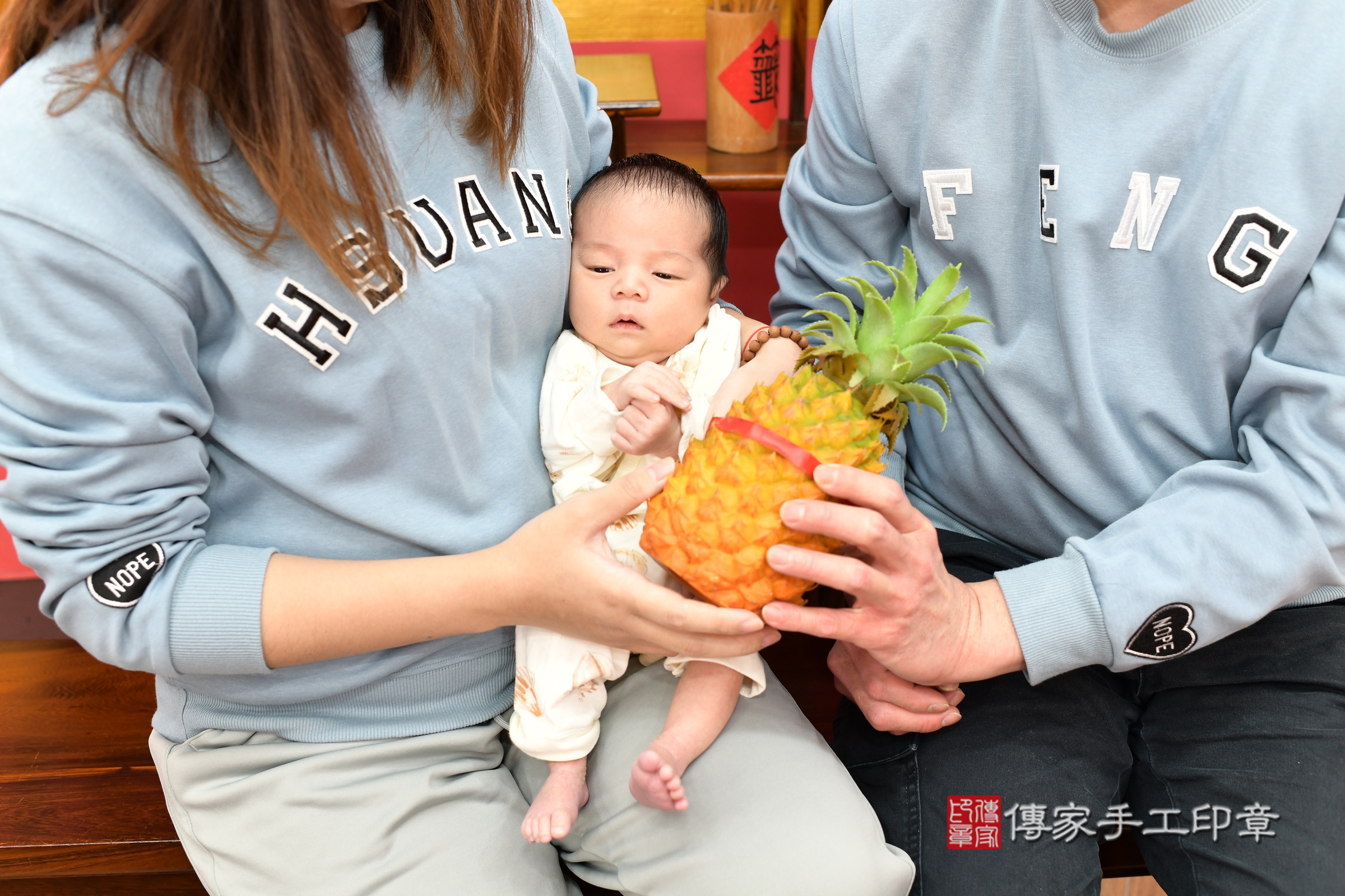 小霆寶寶(新北市永和區嬰兒寶寶滿月剃頭理髮、嬰兒剃胎毛儀式吉祥話)。中國風會場，爸媽寶貝穿「日中韓」古裝禮服。專業拍照、證書。★購買「臍帶章、肚臍章、胎毛筆刷印章」贈送：剃頭、收涎、抓周，三選一。2025.1.17，照片14