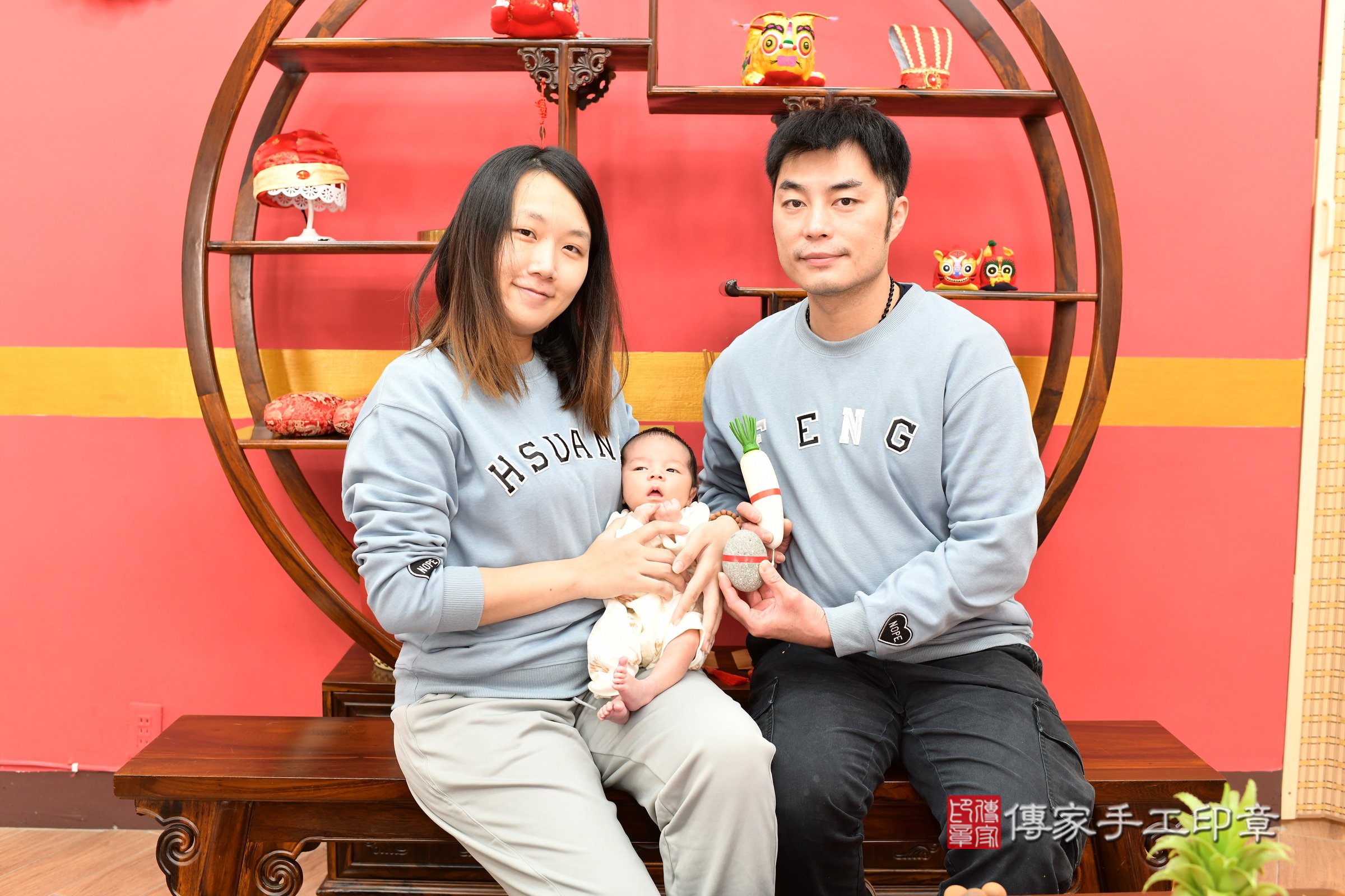 小霆寶寶(新北市永和區嬰兒寶寶滿月剃頭理髮、嬰兒剃胎毛儀式吉祥話)。中國風會場，爸媽寶貝穿「日中韓」古裝禮服。專業拍照、證書。★購買「臍帶章、肚臍章、胎毛筆刷印章」贈送：剃頭、收涎、抓周，三選一。2025.1.17，照片9