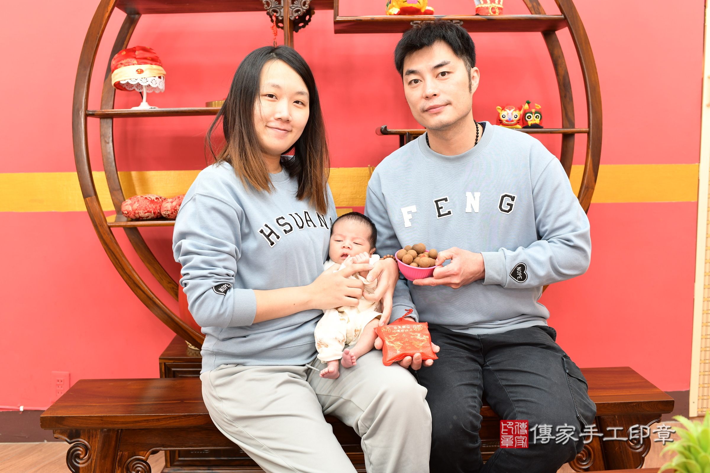 小霆寶寶(新北市永和區嬰兒寶寶滿月剃頭理髮、嬰兒剃胎毛儀式吉祥話)。中國風會場，爸媽寶貝穿「日中韓」古裝禮服。專業拍照、證書。★購買「臍帶章、肚臍章、胎毛筆刷印章」贈送：剃頭、收涎、抓周，三選一。2025.1.17，照片7