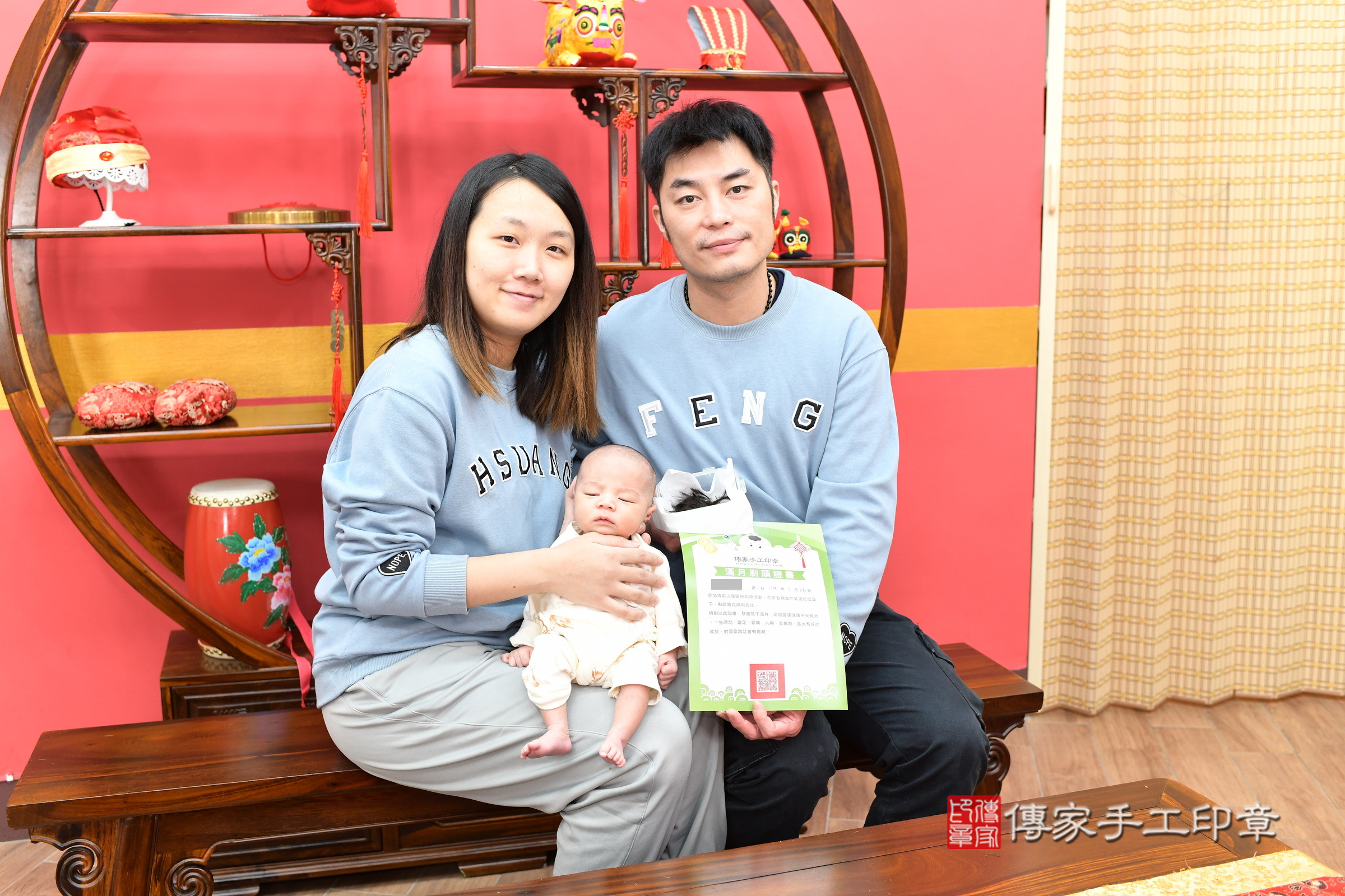 小霆寶寶(新北市永和區嬰兒寶寶滿月剃頭理髮、嬰兒剃胎毛儀式吉祥話)。中國風會場，爸媽寶貝穿「日中韓」古裝禮服。專業拍照、證書。★購買「臍帶章、肚臍章、胎毛筆刷印章」贈送：剃頭、收涎、抓周，三選一。2025.1.17，照片21