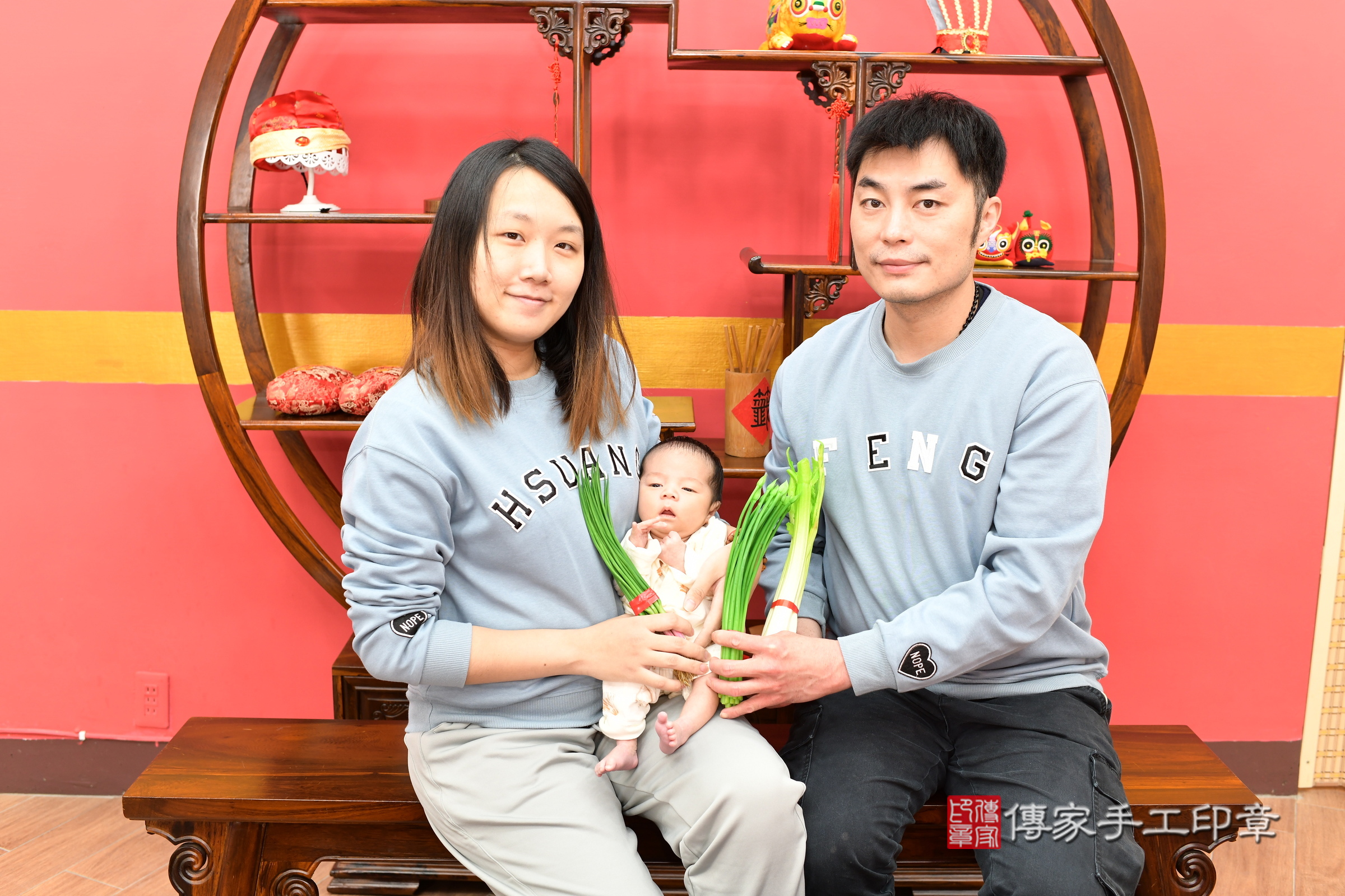 小霆寶寶(新北市永和區嬰兒寶寶滿月剃頭理髮、嬰兒剃胎毛儀式吉祥話)。中國風會場，爸媽寶貝穿「日中韓」古裝禮服。專業拍照、證書。★購買「臍帶章、肚臍章、胎毛筆刷印章」贈送：剃頭、收涎、抓周，三選一。2025.1.17，照片11