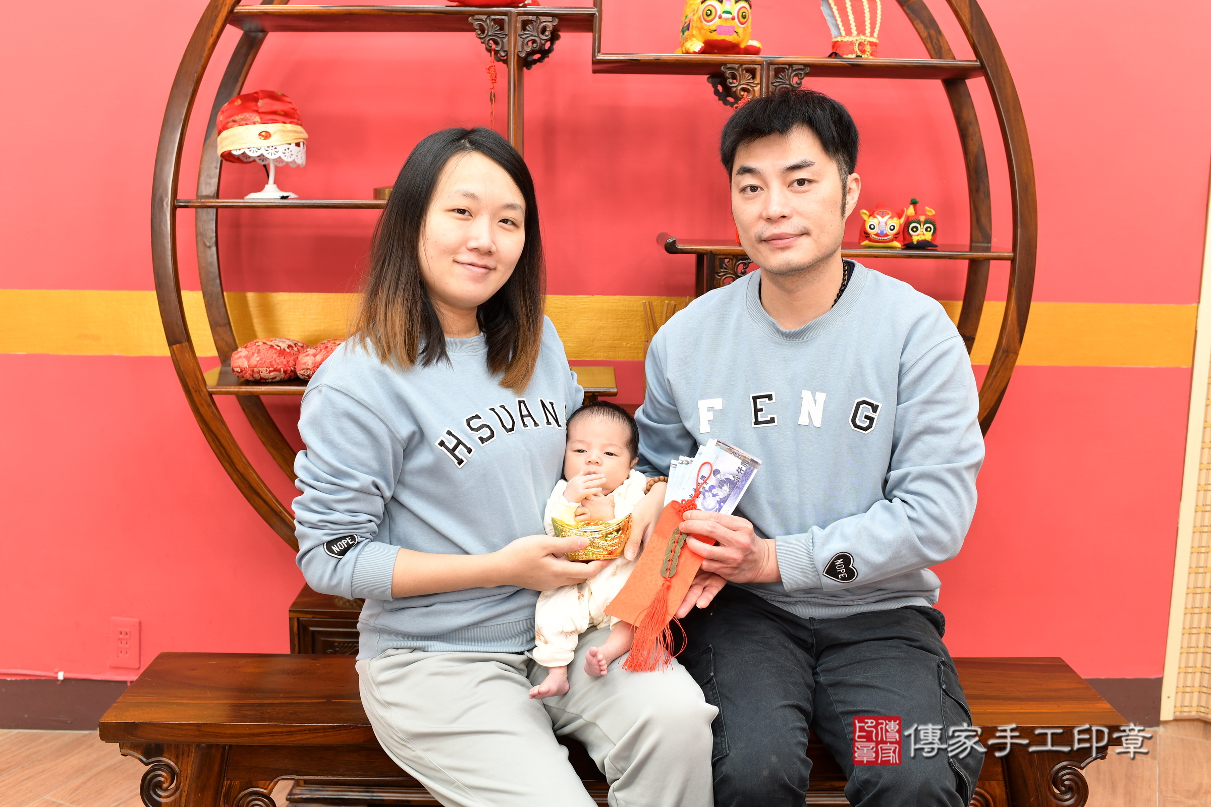 小霆寶寶(新北市永和區嬰兒寶寶滿月剃頭理髮、嬰兒剃胎毛儀式吉祥話)。中國風會場，爸媽寶貝穿「日中韓」古裝禮服。專業拍照、證書。★購買「臍帶章、肚臍章、胎毛筆刷印章」贈送：剃頭、收涎、抓周，三選一。2025.1.17，照片17