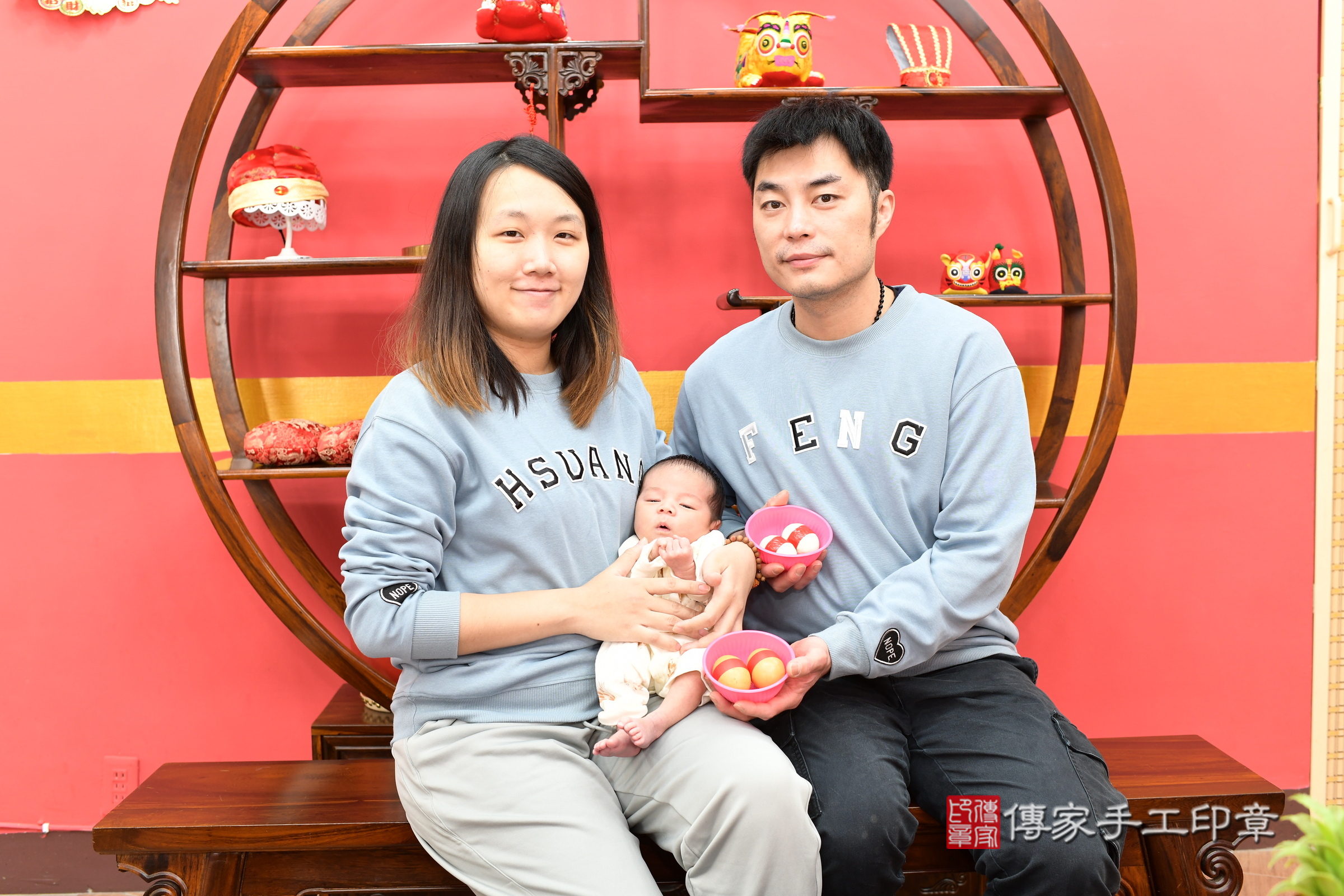 小霆寶寶(新北市永和區嬰兒寶寶滿月剃頭理髮、嬰兒剃胎毛儀式吉祥話)。中國風會場，爸媽寶貝穿「日中韓」古裝禮服。專業拍照、證書。★購買「臍帶章、肚臍章、胎毛筆刷印章」贈送：剃頭、收涎、抓周，三選一。2025.1.17，照片4