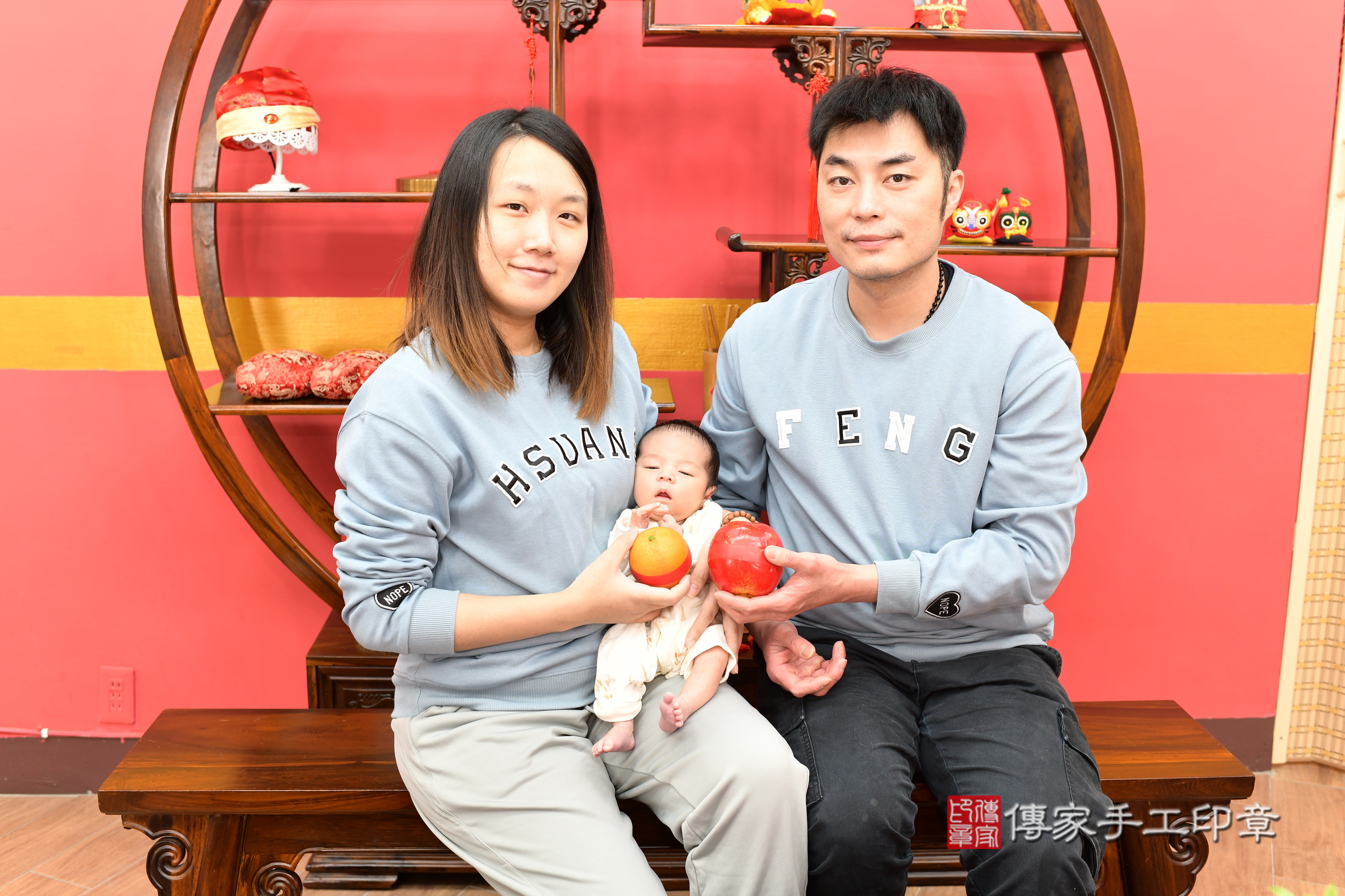 小霆寶寶(新北市永和區嬰兒寶寶滿月剃頭理髮、嬰兒剃胎毛儀式吉祥話)。中國風會場，爸媽寶貝穿「日中韓」古裝禮服。專業拍照、證書。★購買「臍帶章、肚臍章、胎毛筆刷印章」贈送：剃頭、收涎、抓周，三選一。2025.1.17，照片13