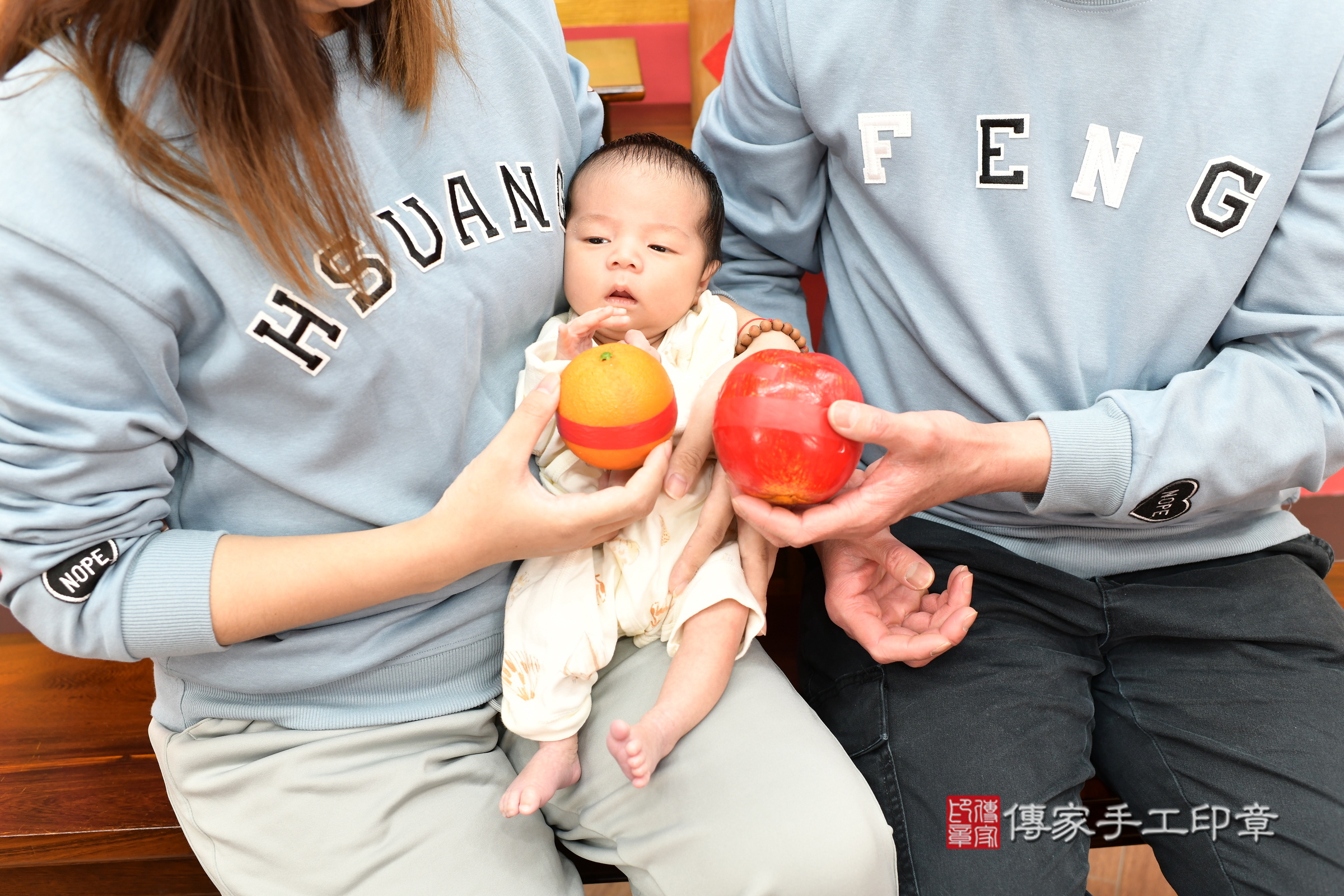 小霆寶寶(新北市永和區嬰兒寶寶滿月剃頭理髮、嬰兒剃胎毛儀式吉祥話)。中國風會場，爸媽寶貝穿「日中韓」古裝禮服。專業拍照、證書。★購買「臍帶章、肚臍章、胎毛筆刷印章」贈送：剃頭、收涎、抓周，三選一。2025.1.17，照片12