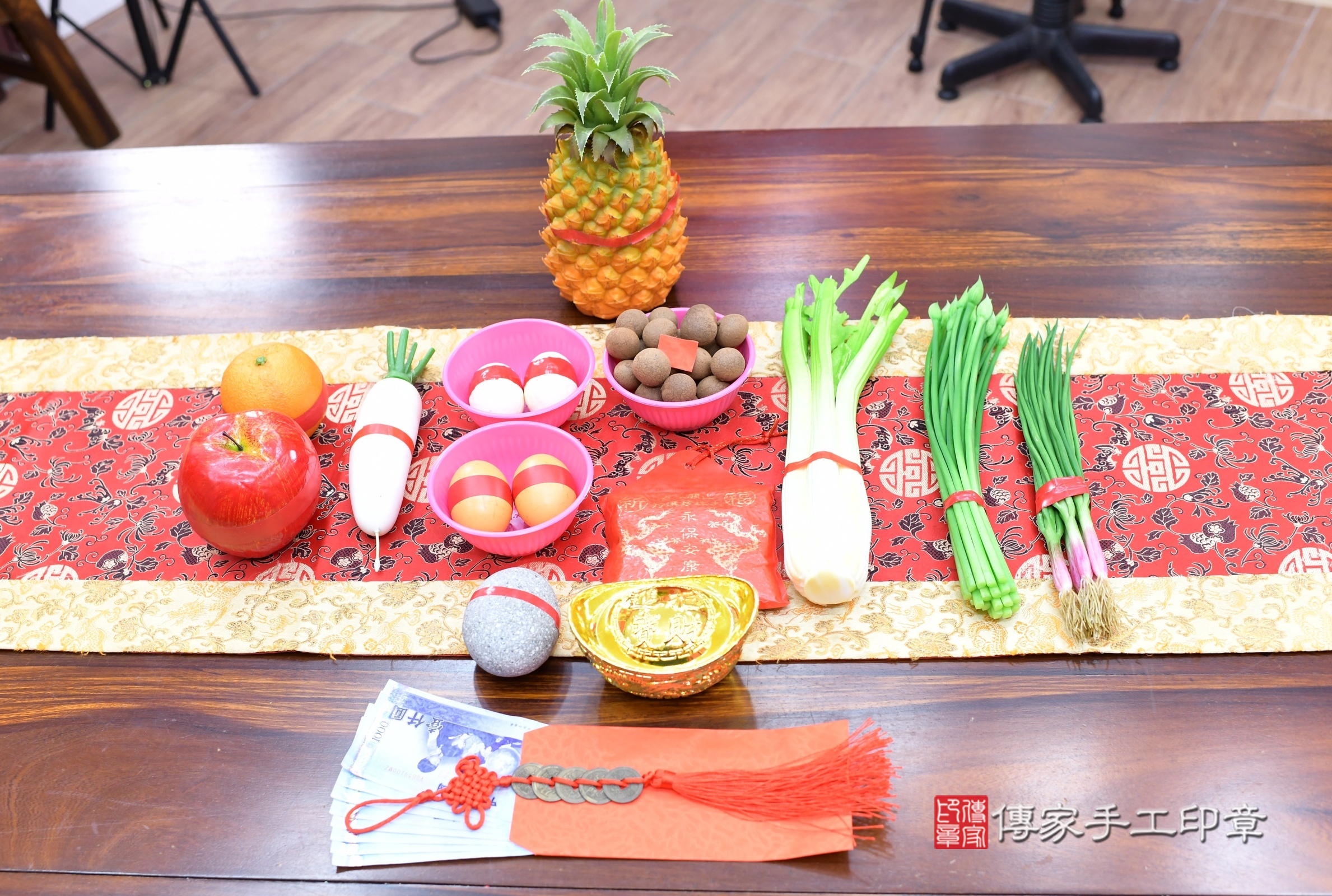 小霆寶寶(新北市永和區嬰兒寶寶滿月剃頭理髮、嬰兒剃胎毛儀式吉祥話)。中國風會場，爸媽寶貝穿「日中韓」古裝禮服。專業拍照、證書。★購買「臍帶章、肚臍章、胎毛筆刷印章」贈送：剃頭、收涎、抓周，三選一。2025.1.17，照片3