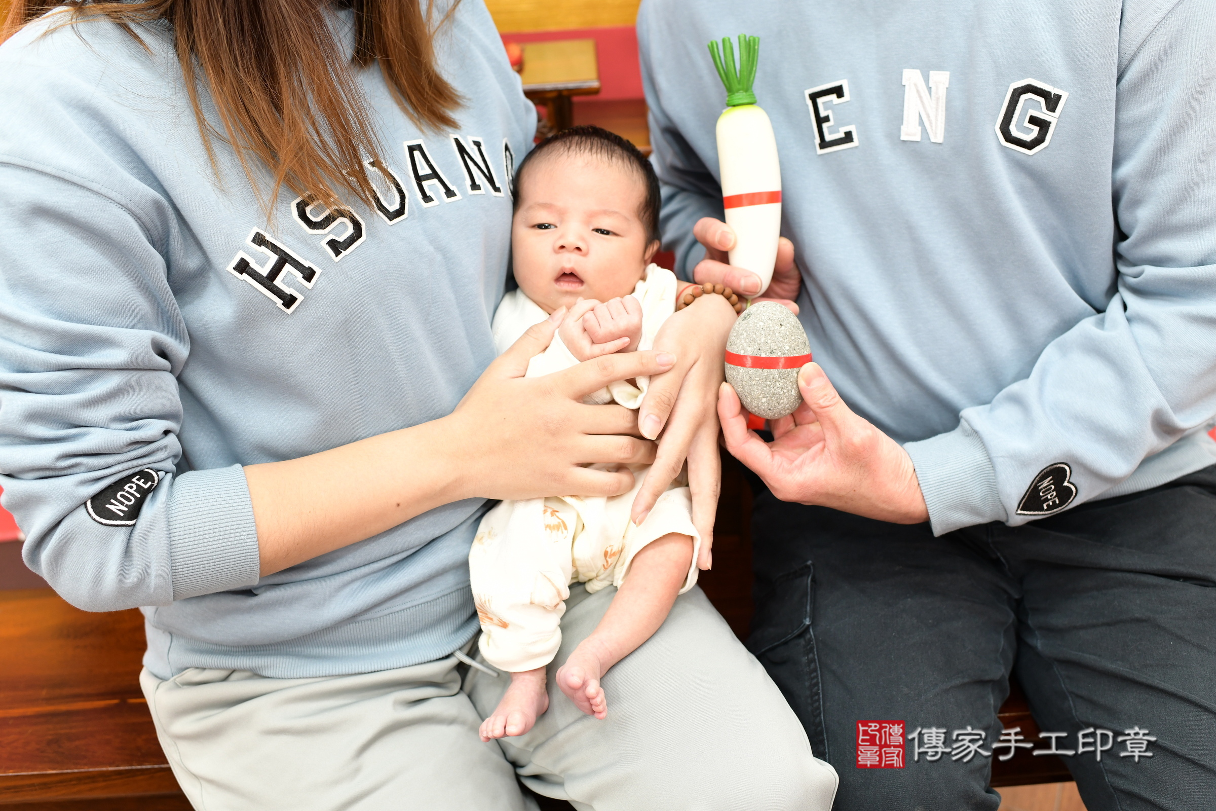 小霆寶寶(新北市永和區嬰兒寶寶滿月剃頭理髮、嬰兒剃胎毛儀式吉祥話)。中國風會場，爸媽寶貝穿「日中韓」古裝禮服。專業拍照、證書。★購買「臍帶章、肚臍章、胎毛筆刷印章」贈送：剃頭、收涎、抓周，三選一。2025.1.17，照片8