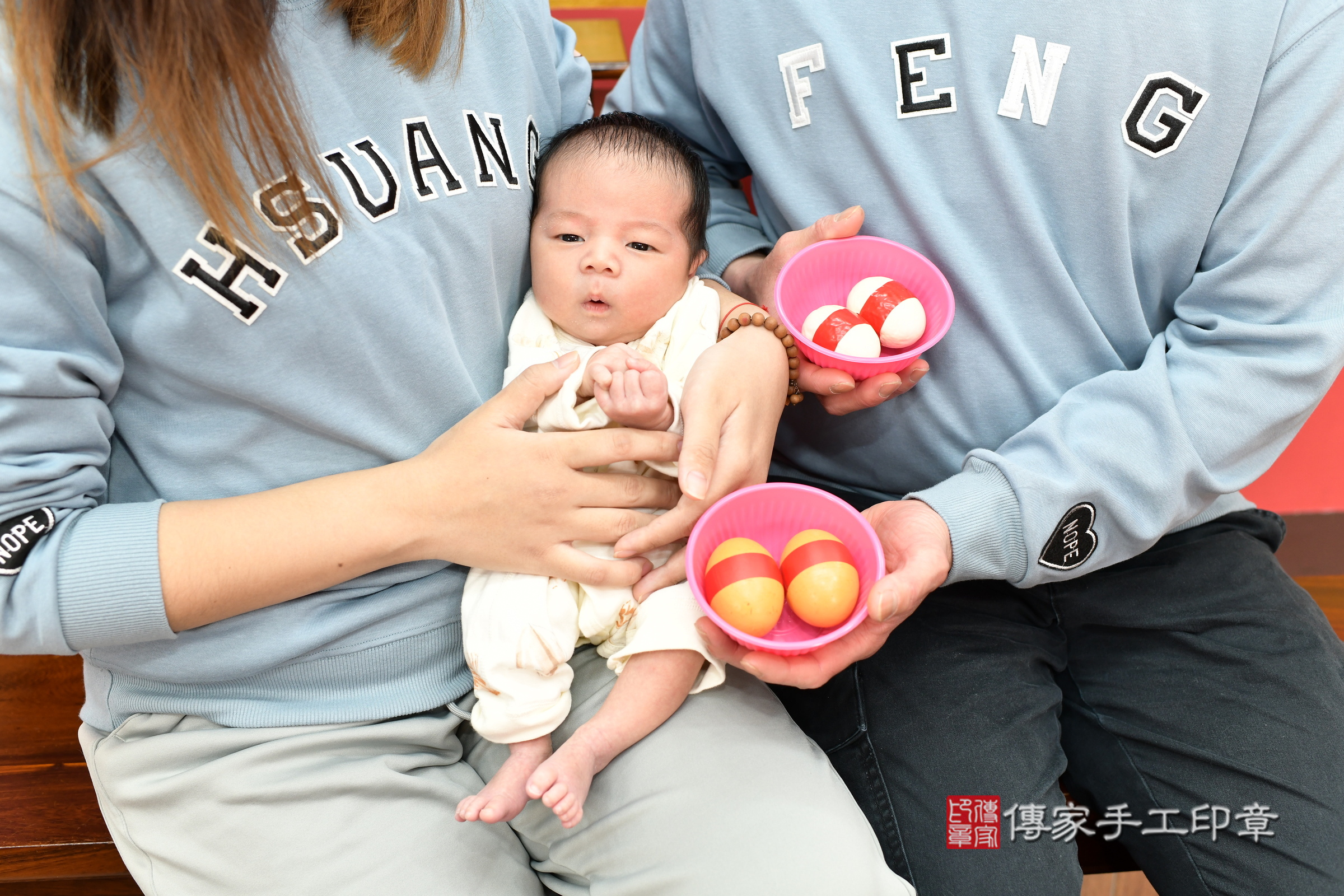小霆寶寶(新北市永和區嬰兒寶寶滿月剃頭理髮、嬰兒剃胎毛儀式吉祥話)。中國風會場，爸媽寶貝穿「日中韓」古裝禮服。專業拍照、證書。★購買「臍帶章、肚臍章、胎毛筆刷印章」贈送：剃頭、收涎、抓周，三選一。2025.1.17，照片5