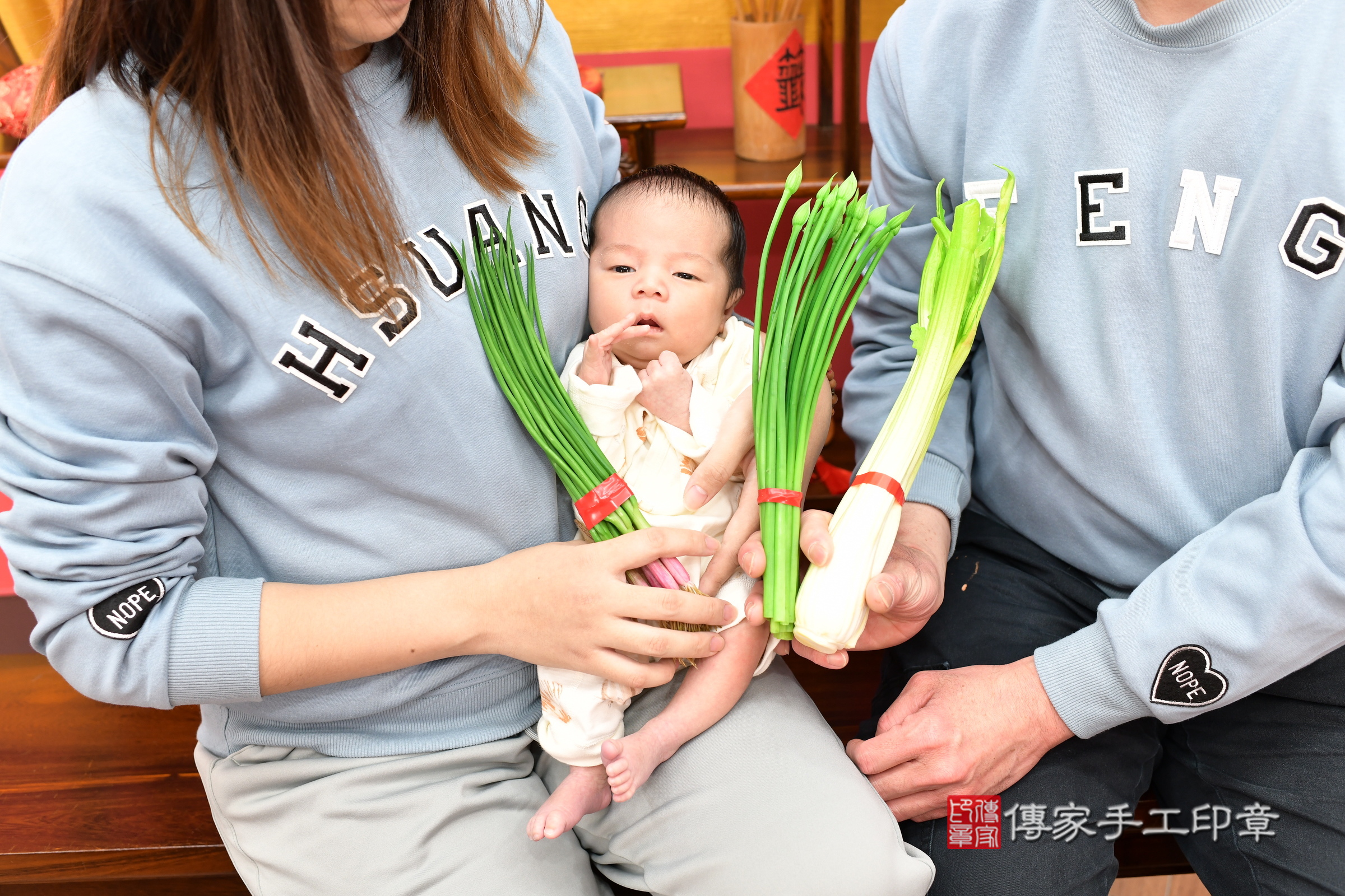 小霆寶寶(新北市永和區嬰兒寶寶滿月剃頭理髮、嬰兒剃胎毛儀式吉祥話)。中國風會場，爸媽寶貝穿「日中韓」古裝禮服。專業拍照、證書。★購買「臍帶章、肚臍章、胎毛筆刷印章」贈送：剃頭、收涎、抓周，三選一。2025.1.17，照片10