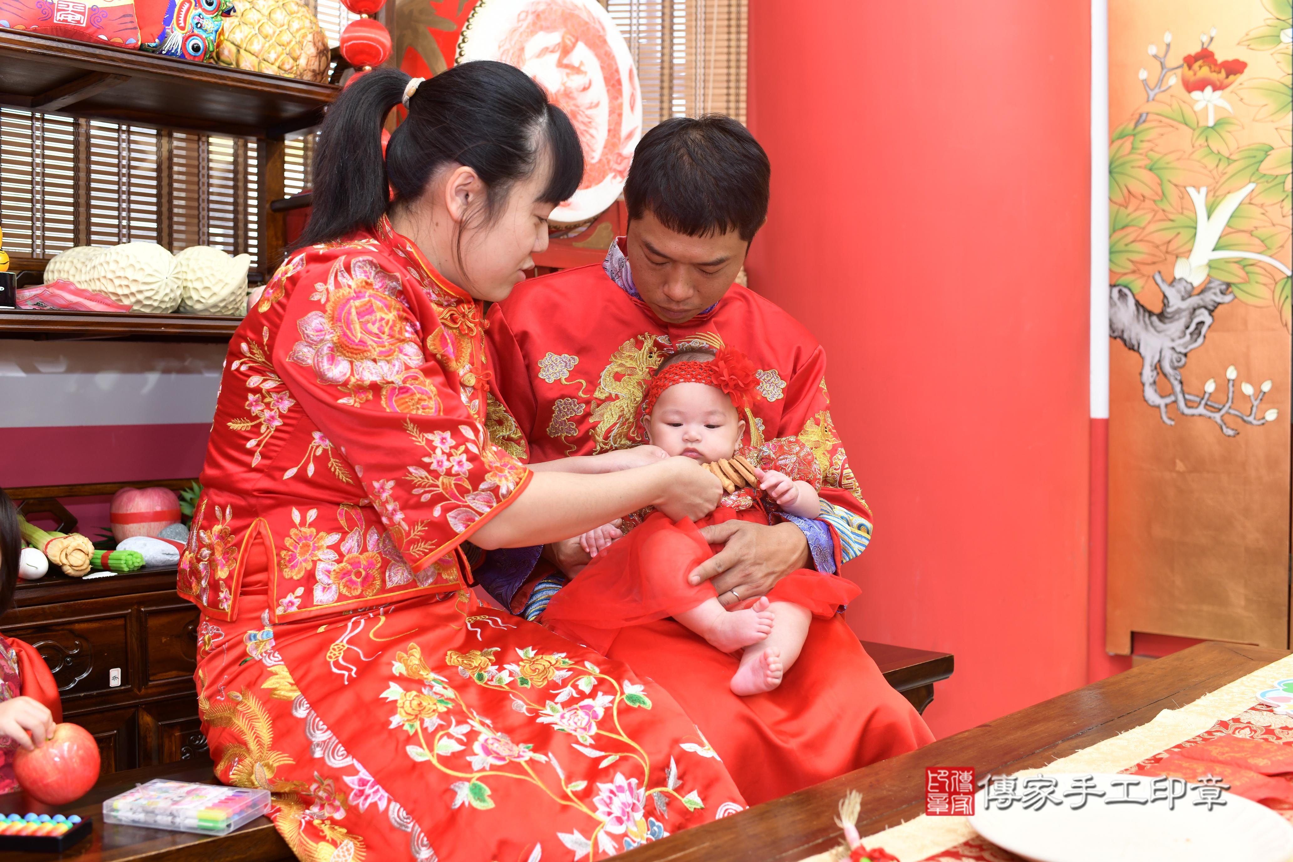 傳家手工印章高雄店、抓周、度脺、中國風會場、傳家嬰兒古禮、吉祥話、抓周道具物品24種、拍照。抓周證書。寶寶抓周、滿周歲、生日快樂、祝福
