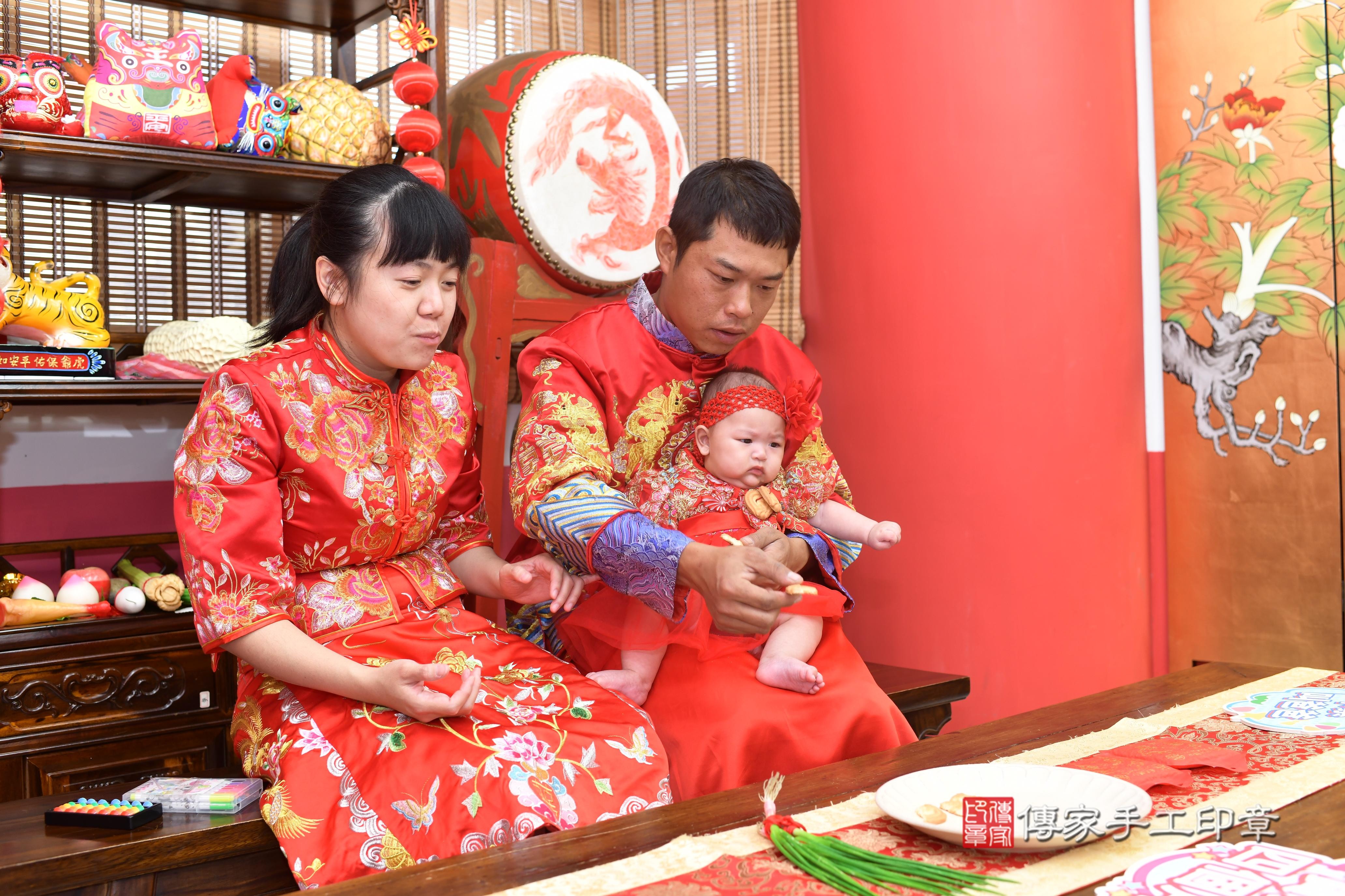 傳家手工印章高雄店、抓周、度脺、中國風會場、傳家嬰兒古禮、吉祥話、抓周道具物品24種、拍照。抓周證書。寶寶抓周、滿周歲、生日快樂、祝福