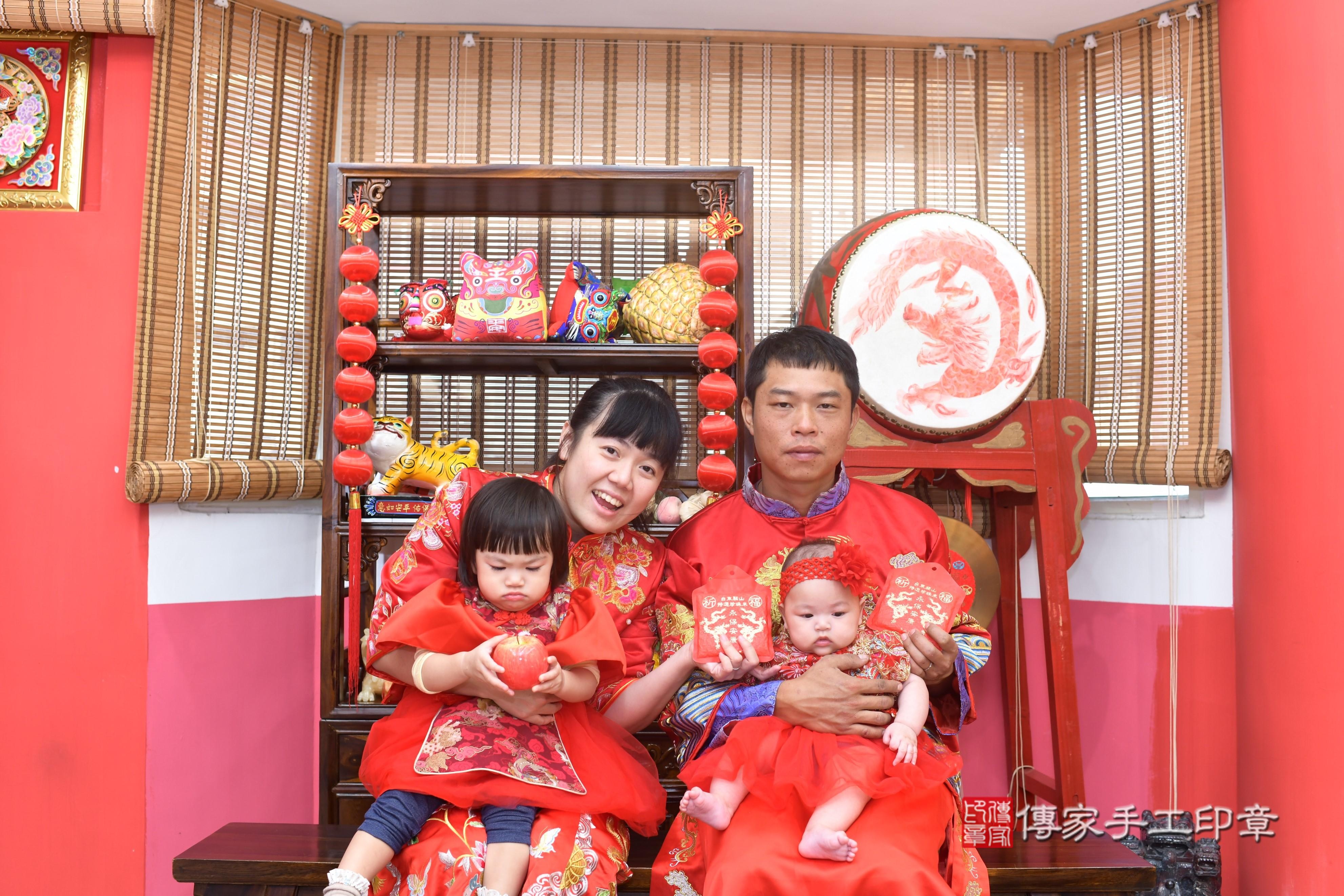 傳家手工印章高雄店、抓周、度脺、中國風會場、傳家嬰兒古禮、吉祥話、抓周道具物品24種、拍照。抓周證書。寶寶抓周、滿周歲、生日快樂、祝福