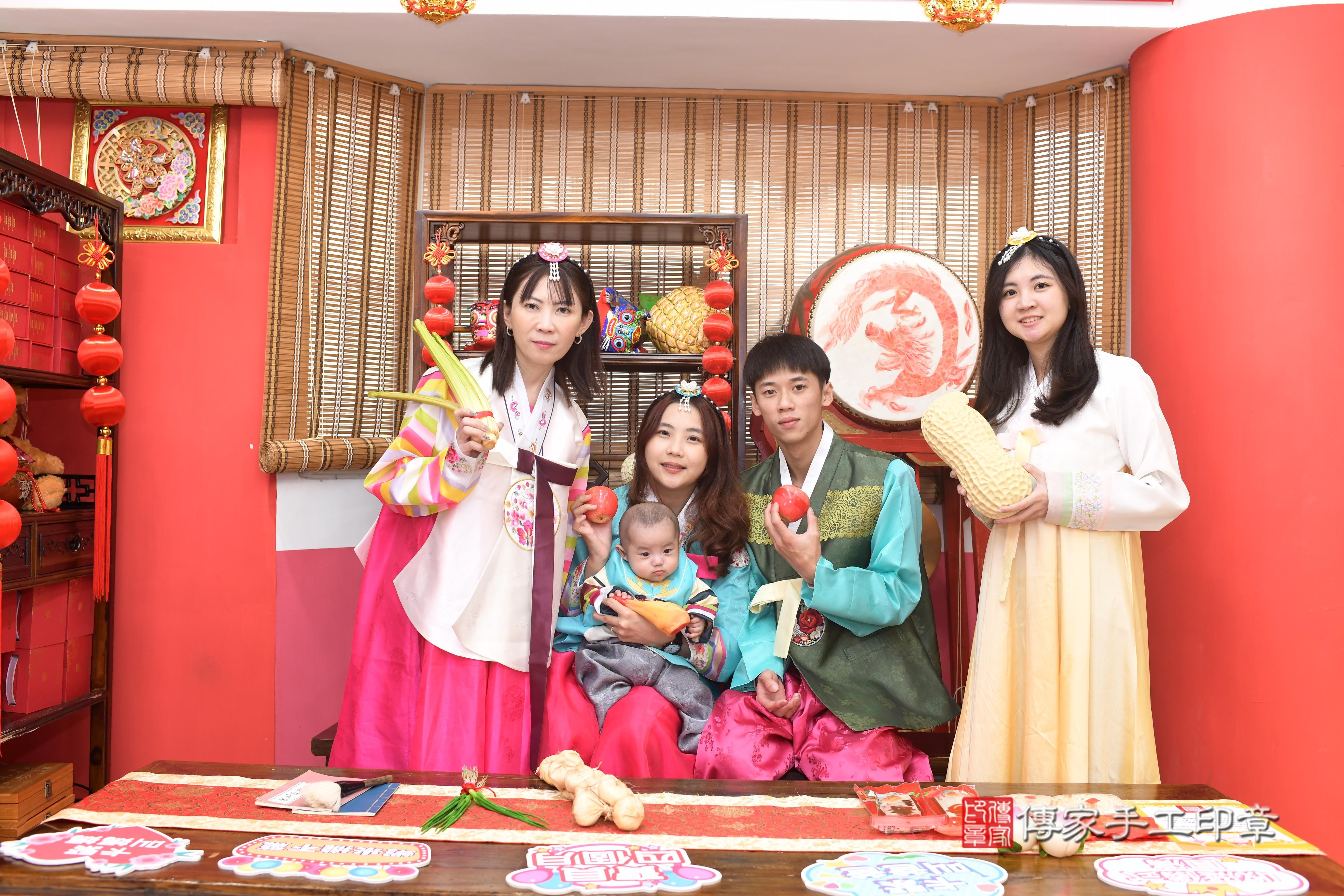 傳家手工印章高雄店、抓周、度脺、中國風會場、傳家嬰兒古禮、吉祥話、抓周道具物品24種、拍照。抓周證書。寶寶抓周、滿周歲、生日快樂、祝福