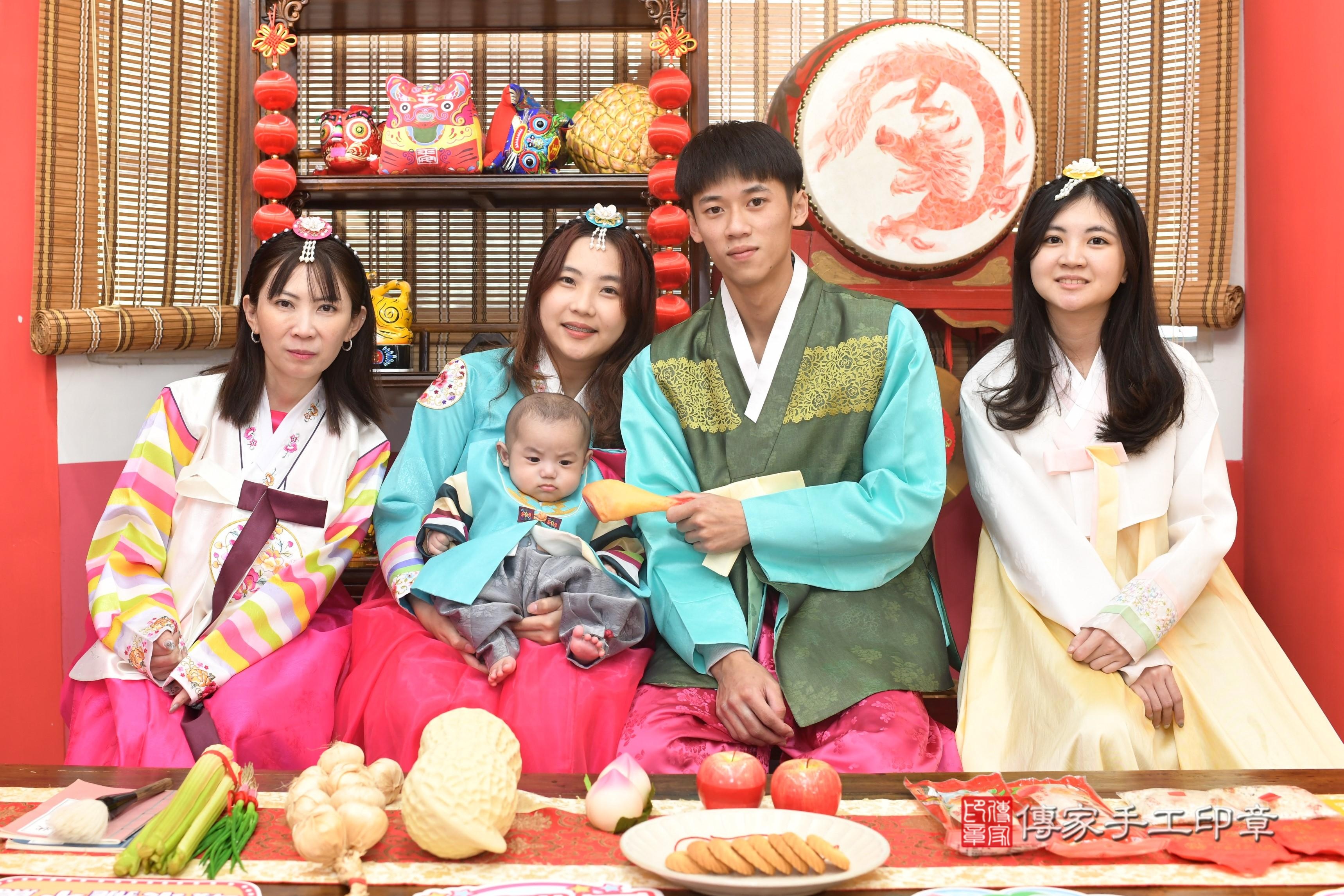 傳家手工印章高雄店、抓周、度脺、中國風會場、傳家嬰兒古禮、吉祥話、抓周道具物品24種、拍照。抓周證書。寶寶抓周、滿周歲、生日快樂、祝福