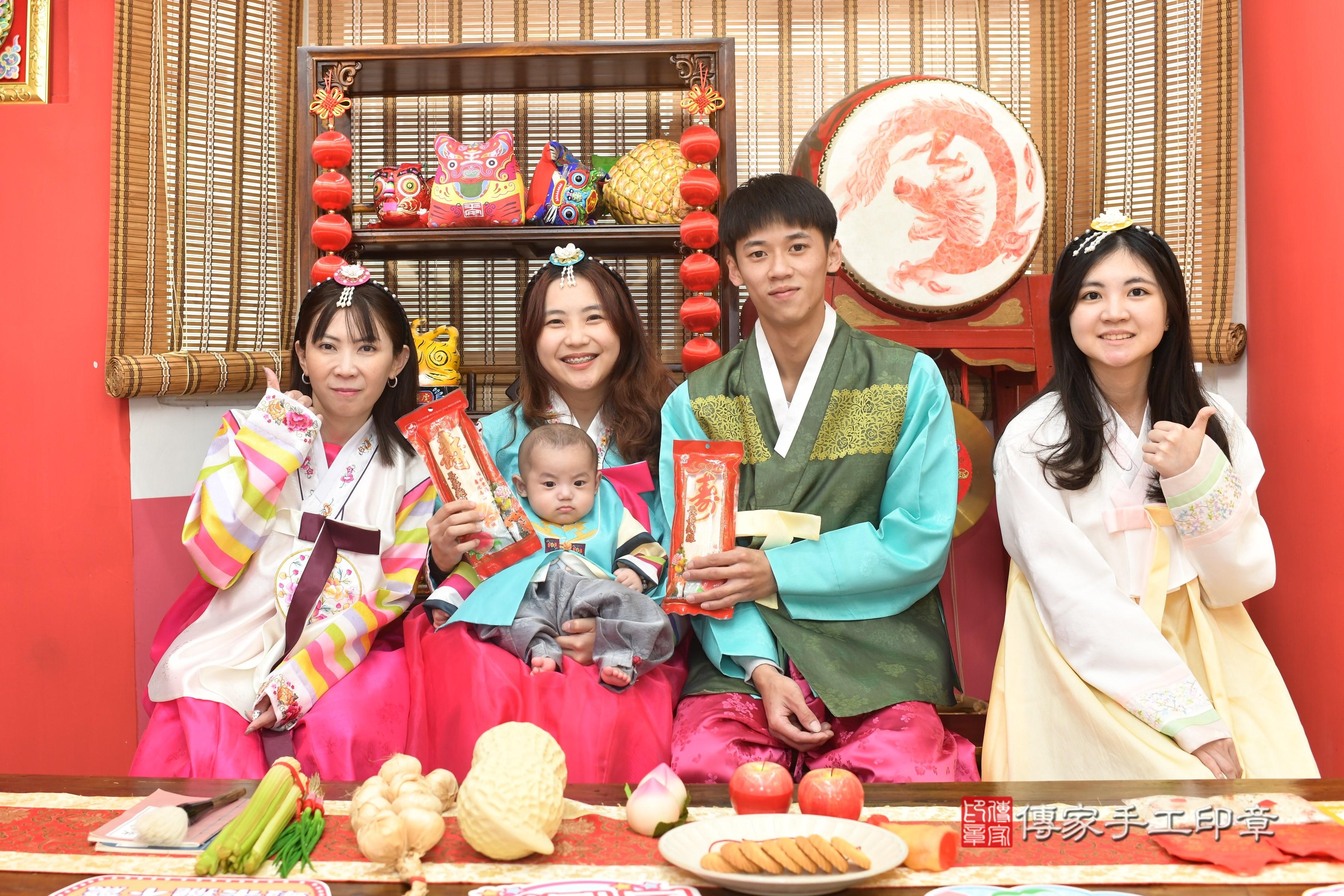 傳家手工印章高雄店、抓周、度脺、中國風會場、傳家嬰兒古禮、吉祥話、抓周道具物品24種、拍照。抓周證書。寶寶抓周、滿周歲、生日快樂、祝福