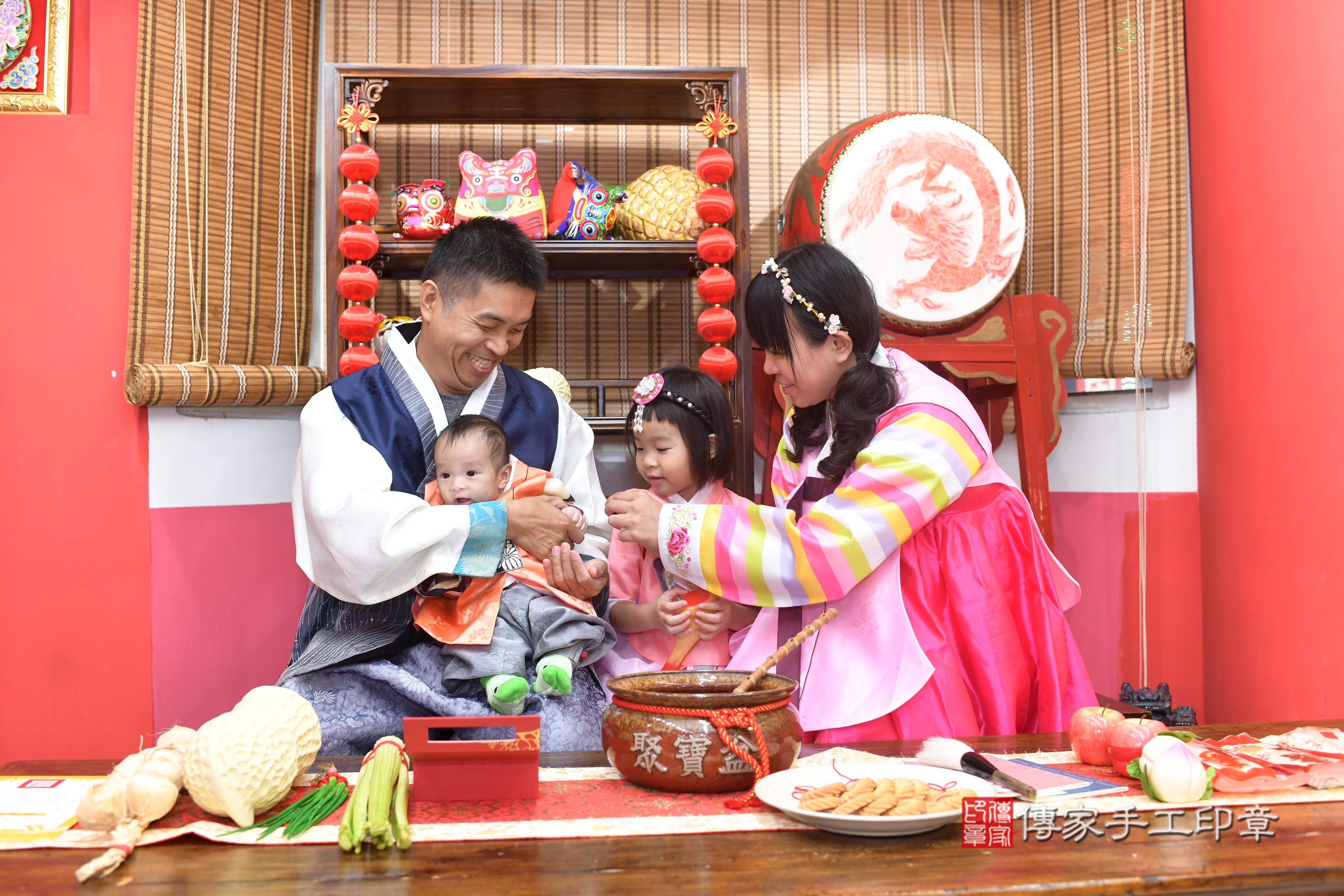 傳家手工印章高雄店、抓周、度脺、中國風會場、傳家嬰兒古禮、吉祥話、抓周道具物品24種、拍照。抓周證書。寶寶抓周、滿周歲、生日快樂、祝福