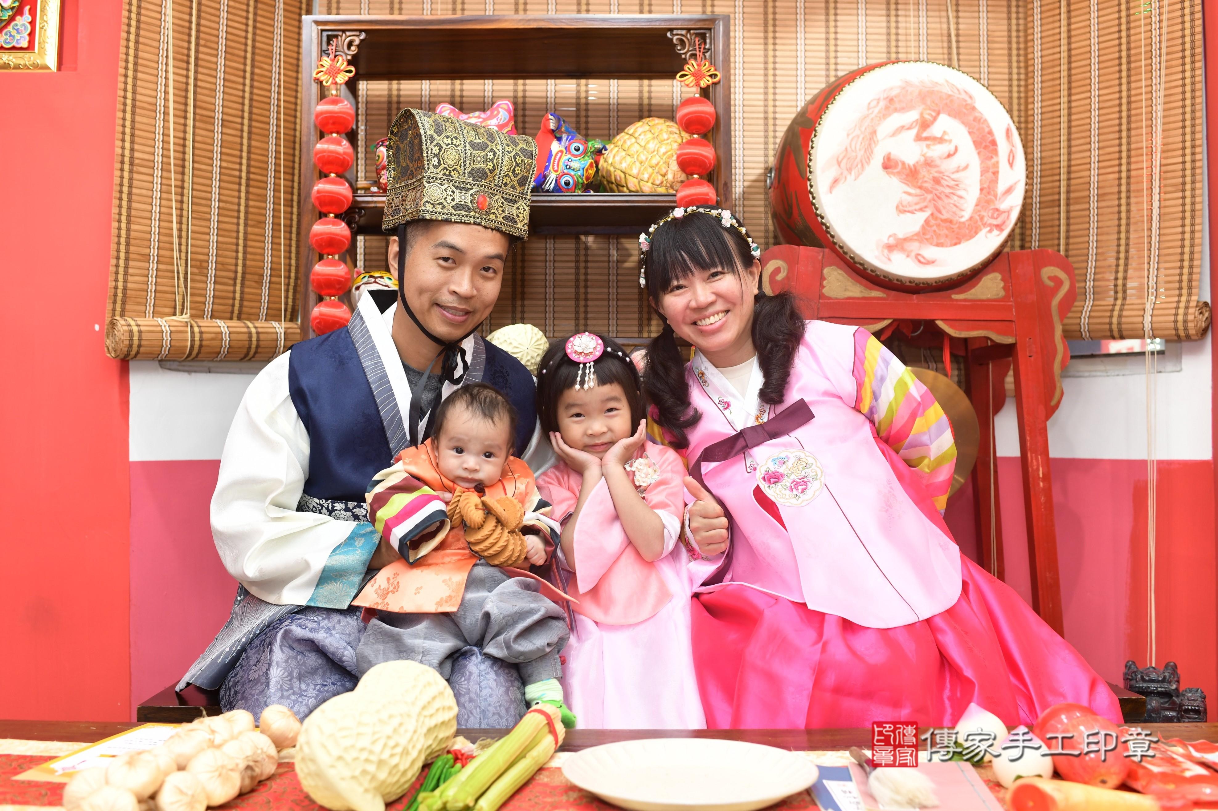 傳家手工印章高雄店、抓周、度脺、中國風會場、傳家嬰兒古禮、吉祥話、抓周道具物品24種、拍照。抓周證書。寶寶抓周、滿周歲、生日快樂、祝福