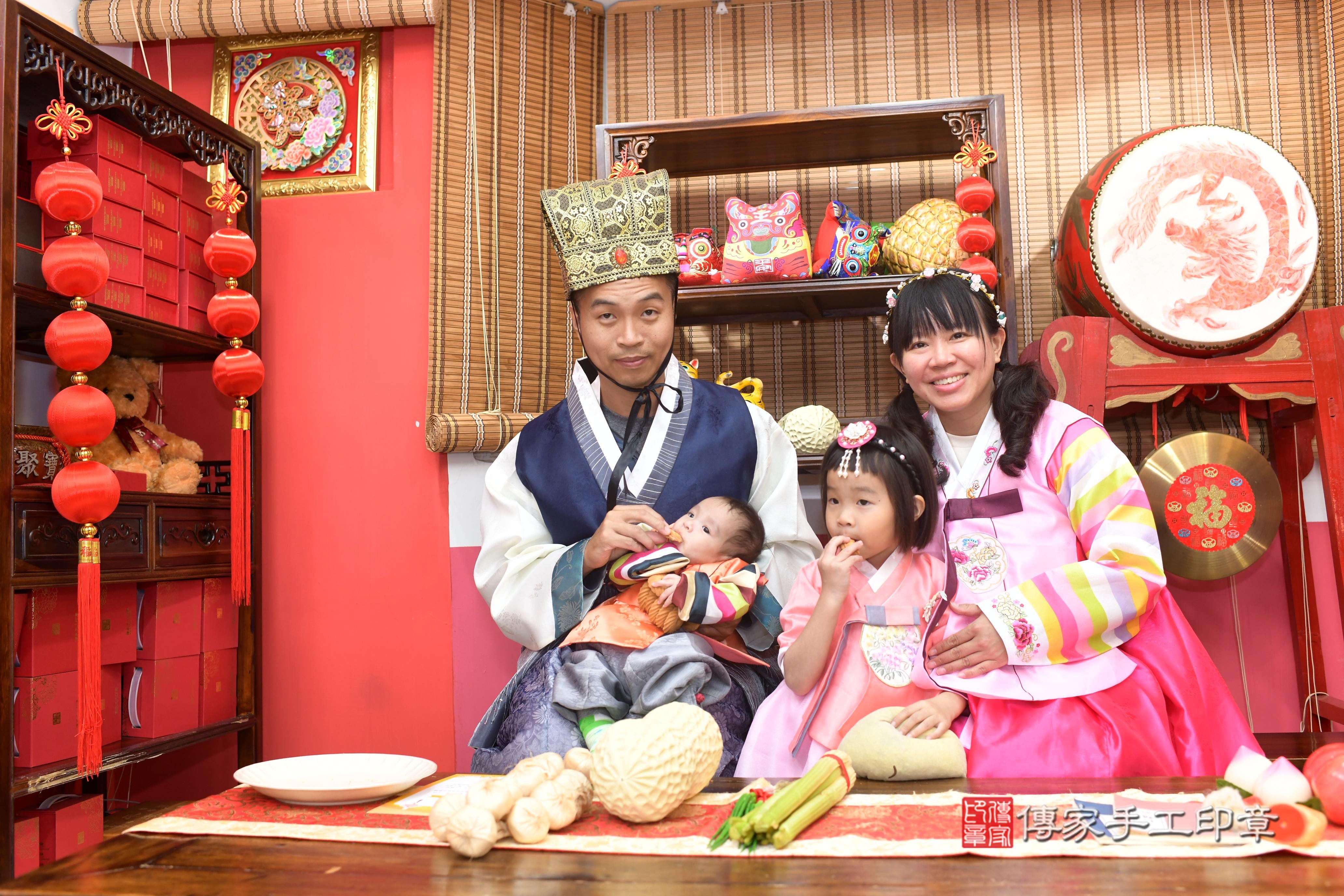 傳家手工印章高雄店、抓周、度脺、中國風會場、傳家嬰兒古禮、吉祥話、抓周道具物品24種、拍照。抓周證書。寶寶抓周、滿周歲、生日快樂、祝福