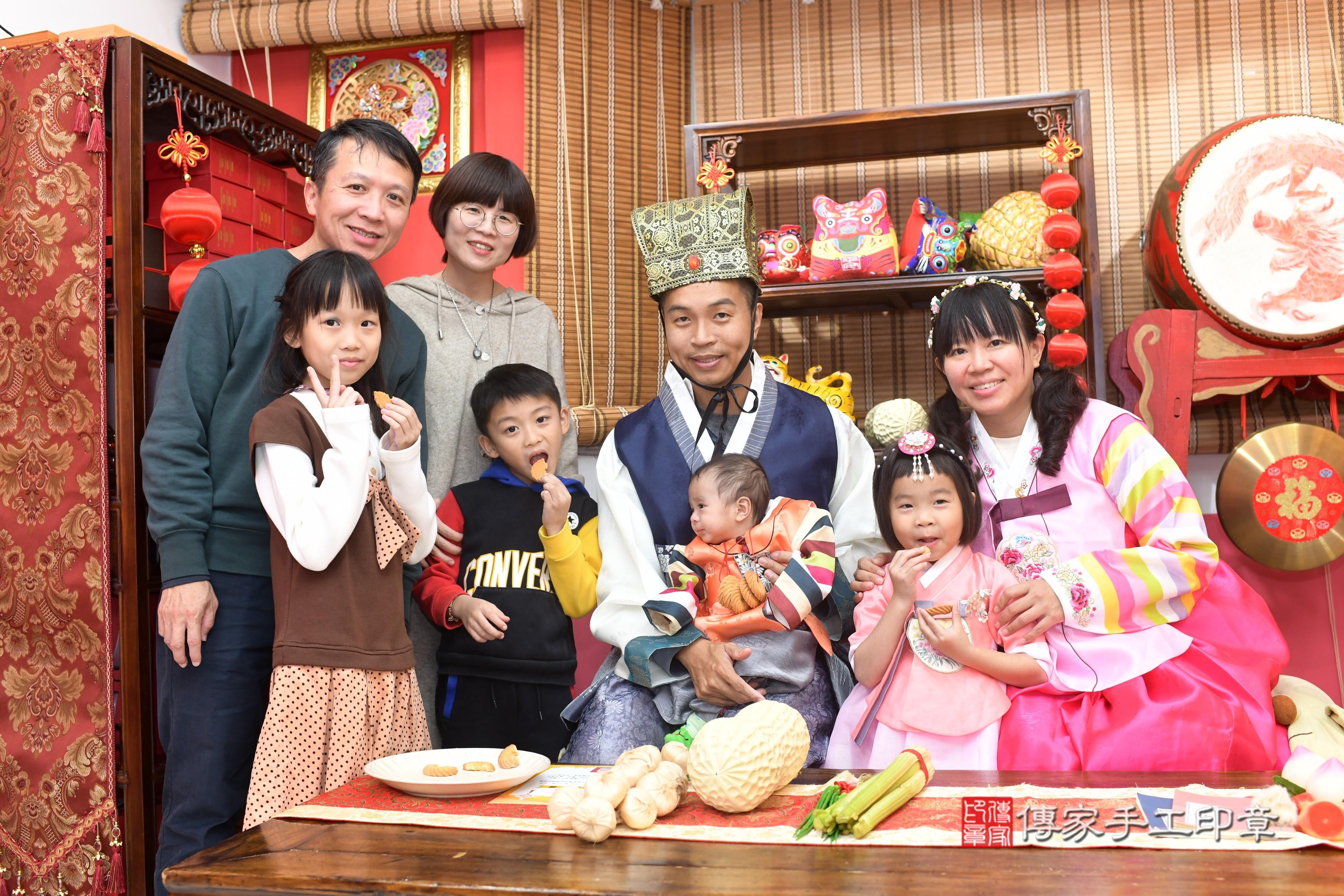 傳家手工印章高雄店、抓周、度脺、中國風會場、傳家嬰兒古禮、吉祥話、抓周道具物品24種、拍照。抓周證書。寶寶抓周、滿周歲、生日快樂、祝福