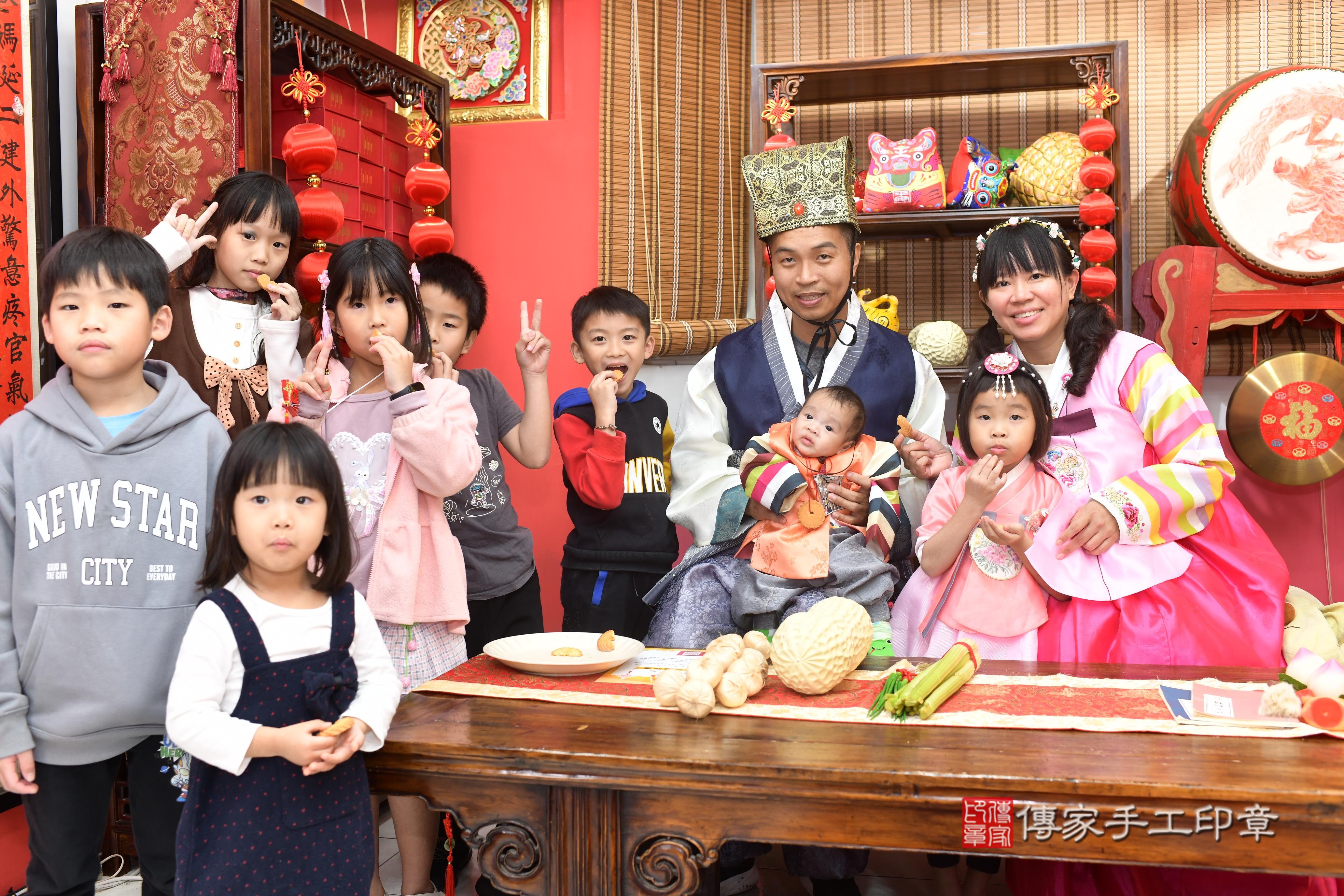 傳家手工印章高雄店、抓周、度脺、中國風會場、傳家嬰兒古禮、吉祥話、抓周道具物品24種、拍照。抓周證書。寶寶抓周、滿周歲、生日快樂、祝福