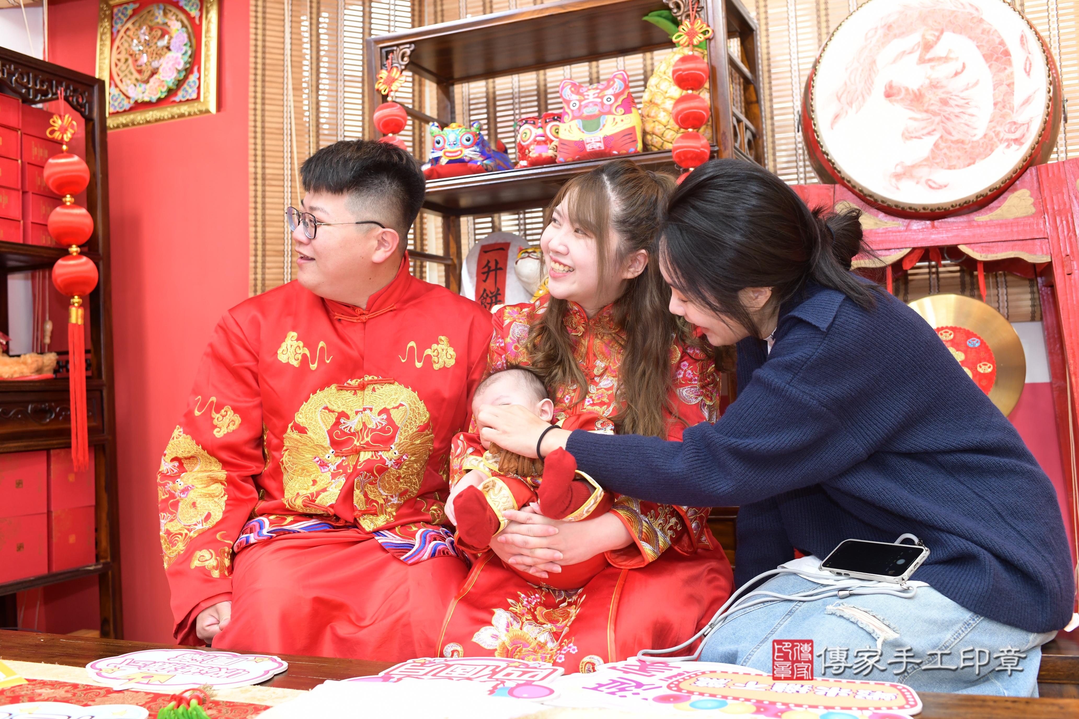 傳家手工印章高雄店、抓周、度脺、中國風會場、傳家嬰兒古禮、吉祥話、抓周道具物品24種、拍照。抓周證書。寶寶抓周、滿周歲、生日快樂、祝福