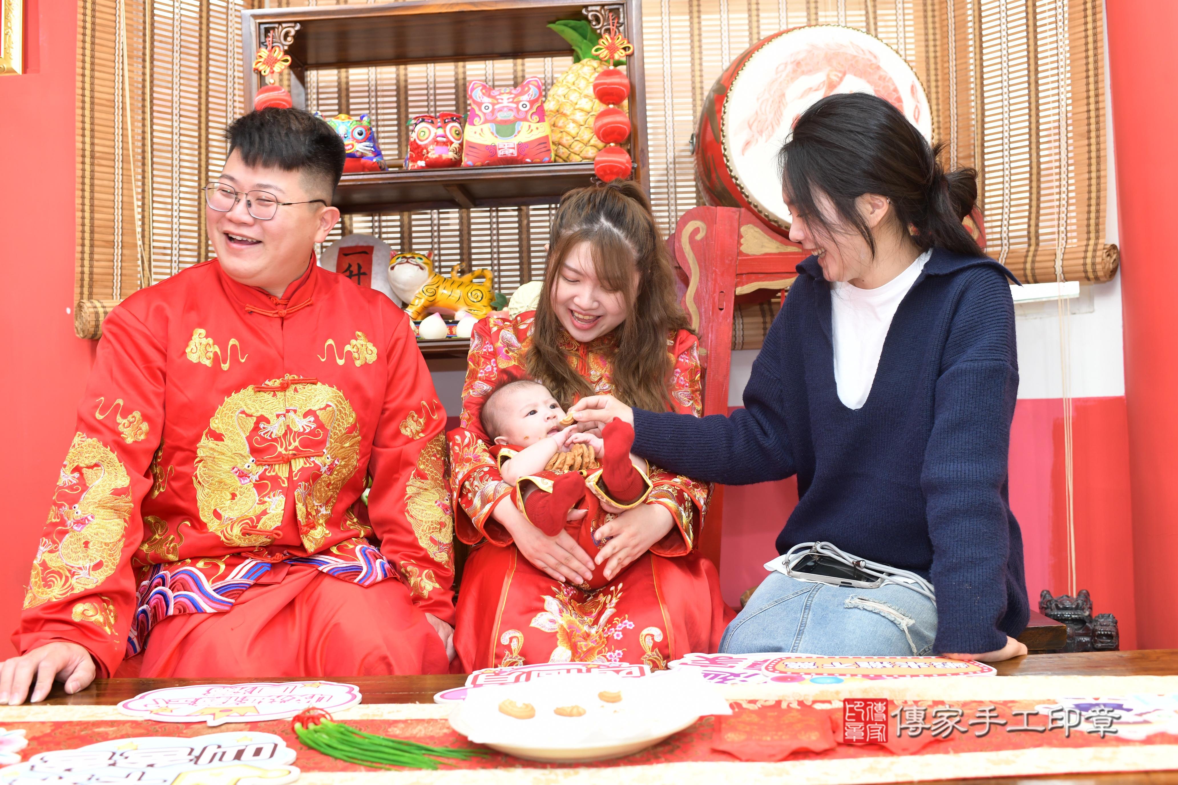 傳家手工印章高雄店、抓周、度脺、中國風會場、傳家嬰兒古禮、吉祥話、抓周道具物品24種、拍照。抓周證書。寶寶抓周、滿周歲、生日快樂、祝福