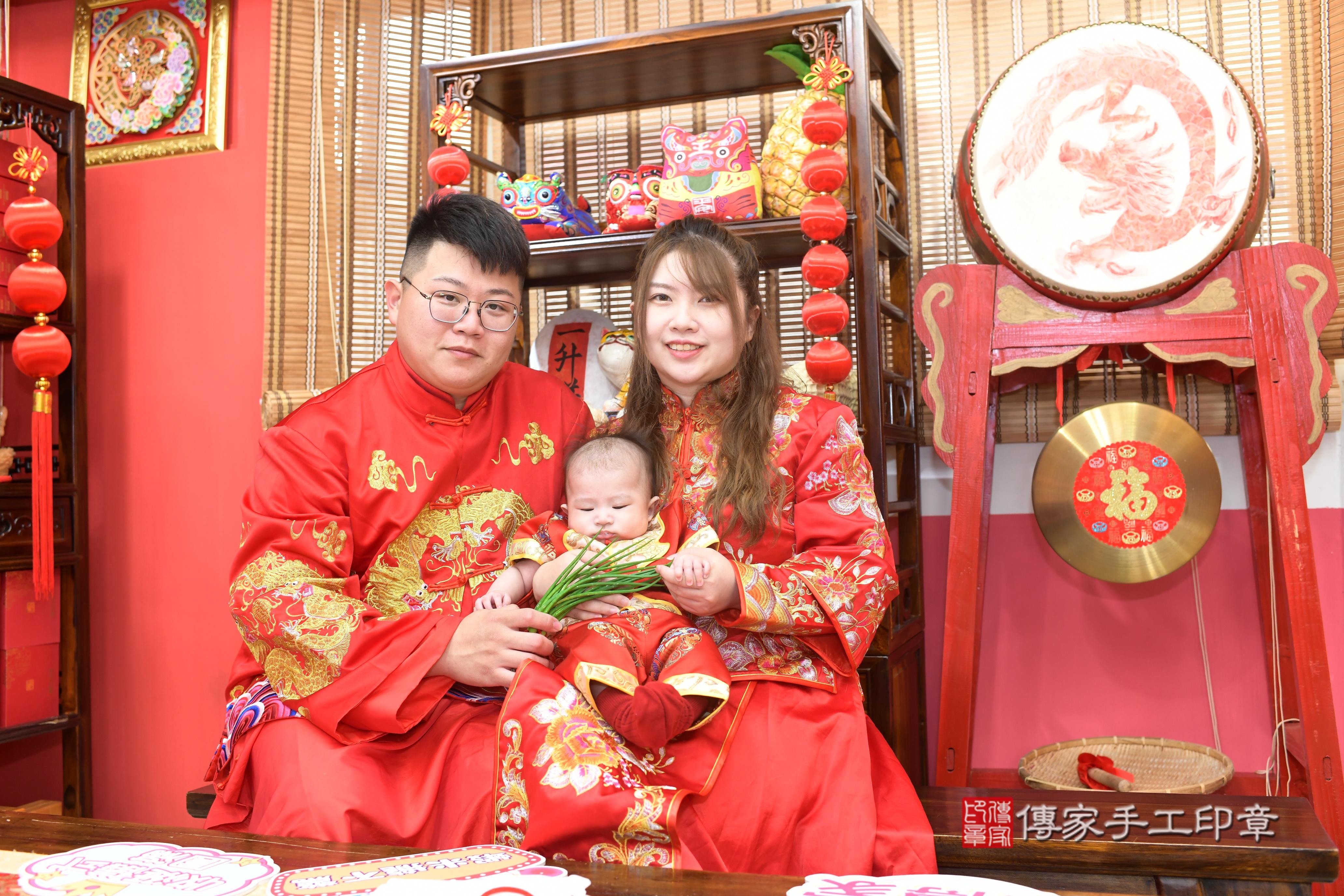 傳家手工印章高雄店、抓周、度脺、中國風會場、傳家嬰兒古禮、吉祥話、抓周道具物品24種、拍照。抓周證書。寶寶抓周、滿周歲、生日快樂、祝福