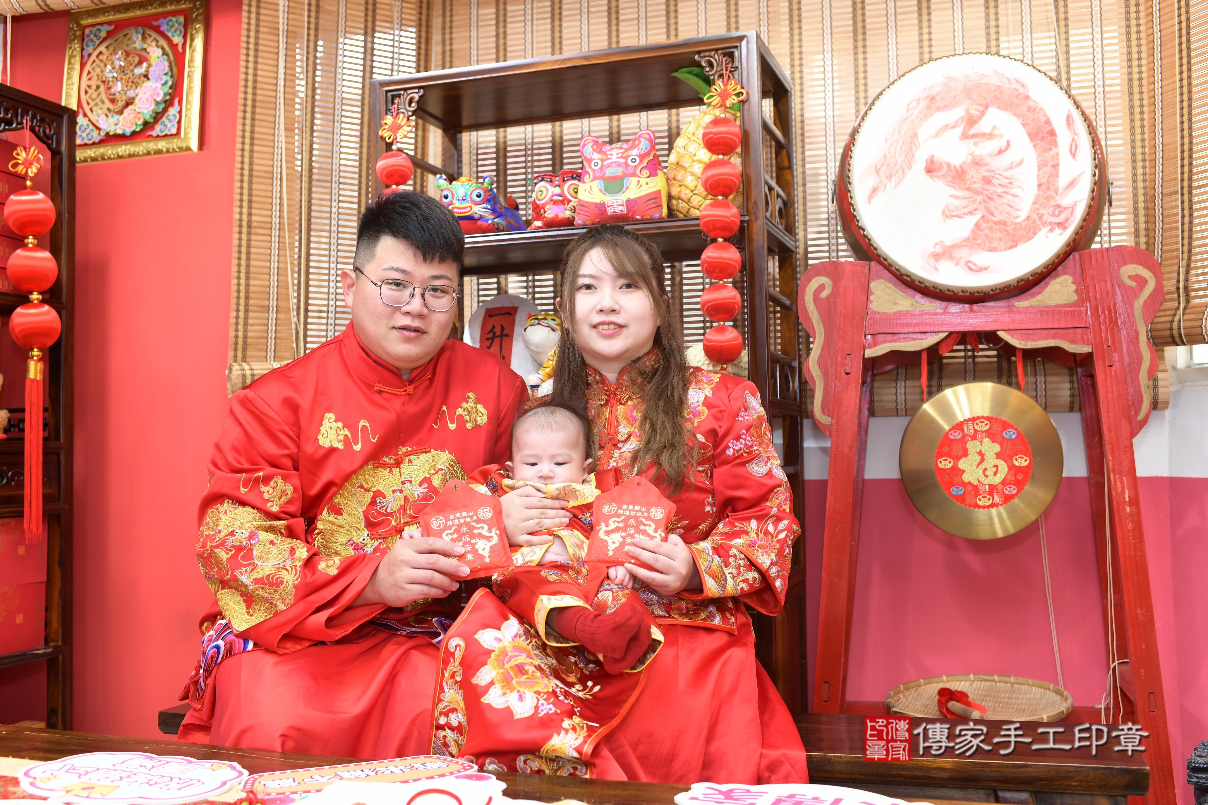 傳家手工印章高雄店、抓周、度脺、中國風會場、傳家嬰兒古禮、吉祥話、抓周道具物品24種、拍照。抓周證書。寶寶抓周、滿周歲、生日快樂、祝福