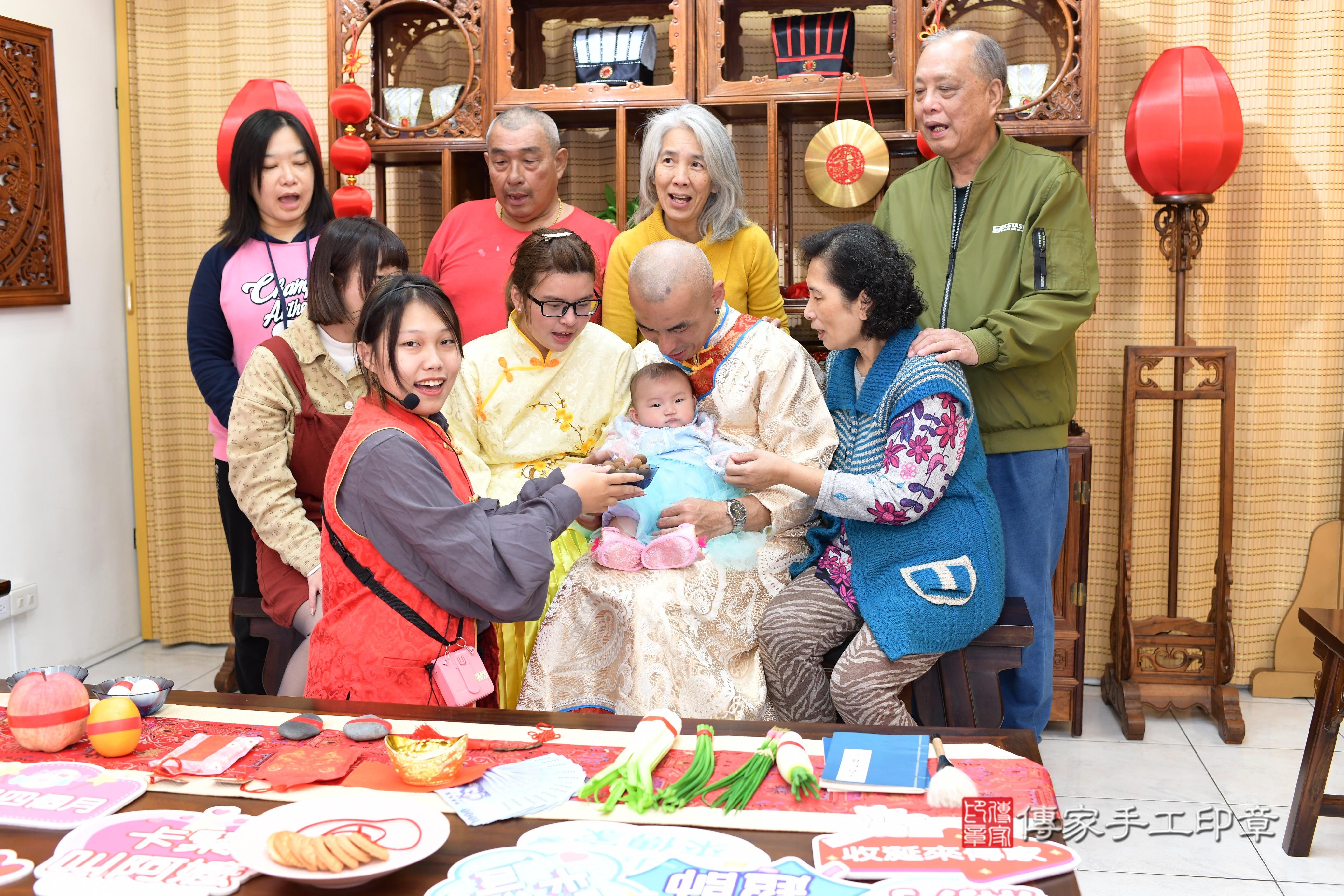 傳家手工印章台南店、抓周、度脺、中國風會場、傳家嬰兒古禮、吉祥話、抓周道具物品24種、拍照。抓周證書。寶寶抓周、滿周歲、生日快樂、祝福