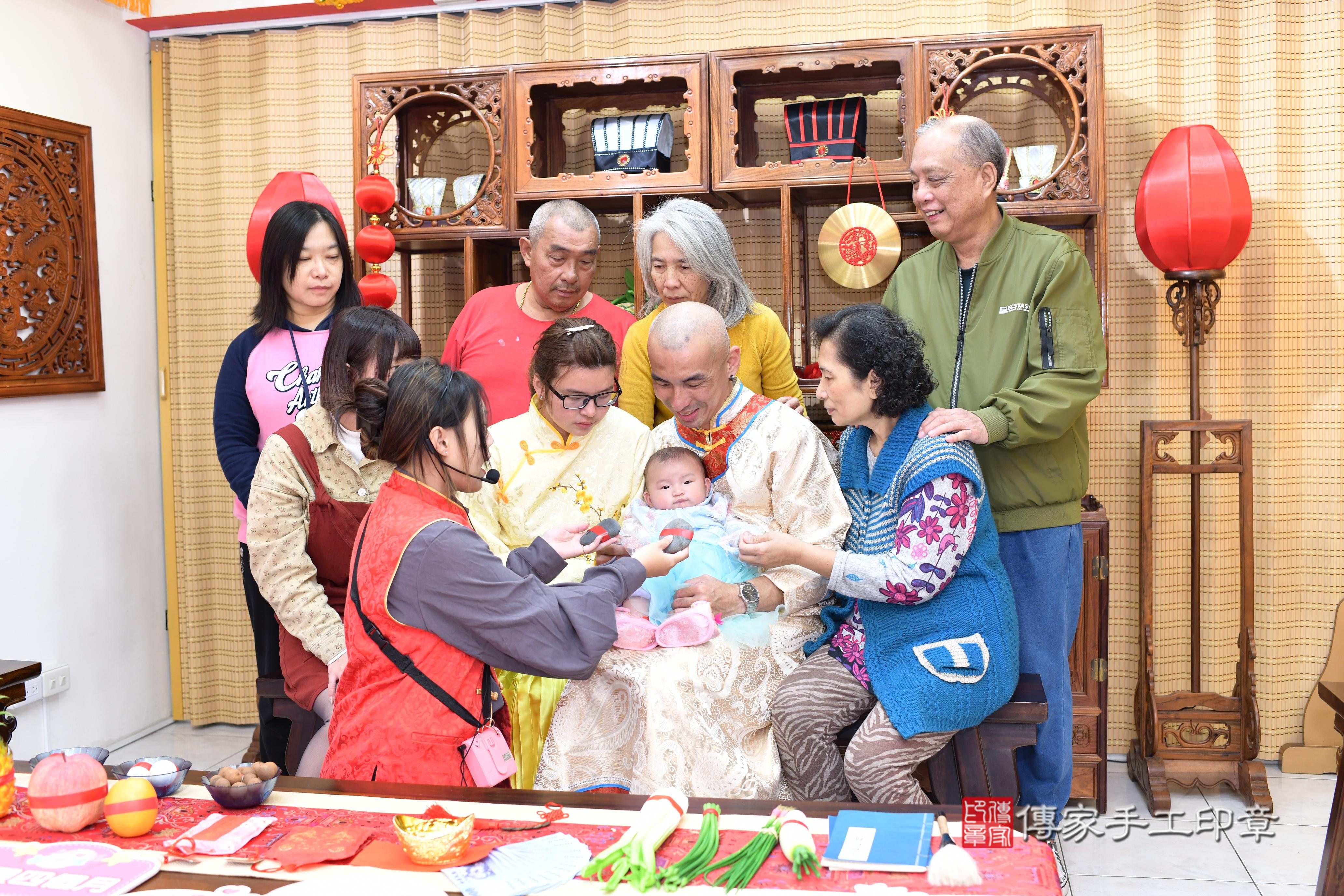 傳家手工印章台南店、抓周、度脺、中國風會場、傳家嬰兒古禮、吉祥話、抓周道具物品24種、拍照。抓周證書。寶寶抓周、滿周歲、生日快樂、祝福