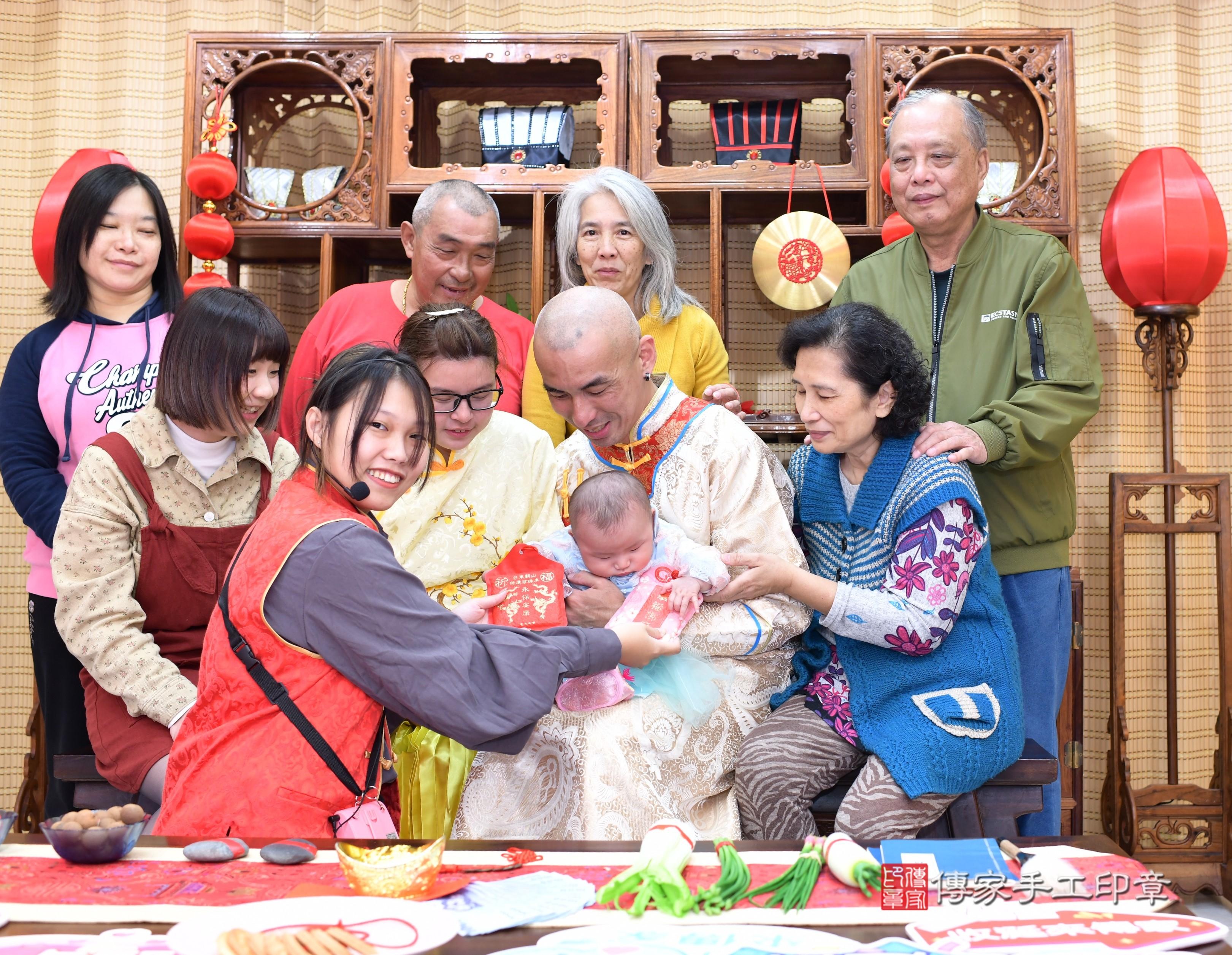 傳家手工印章台南店、抓周、度脺、中國風會場、傳家嬰兒古禮、吉祥話、抓周道具物品24種、拍照。抓周證書。寶寶抓周、滿周歲、生日快樂、祝福