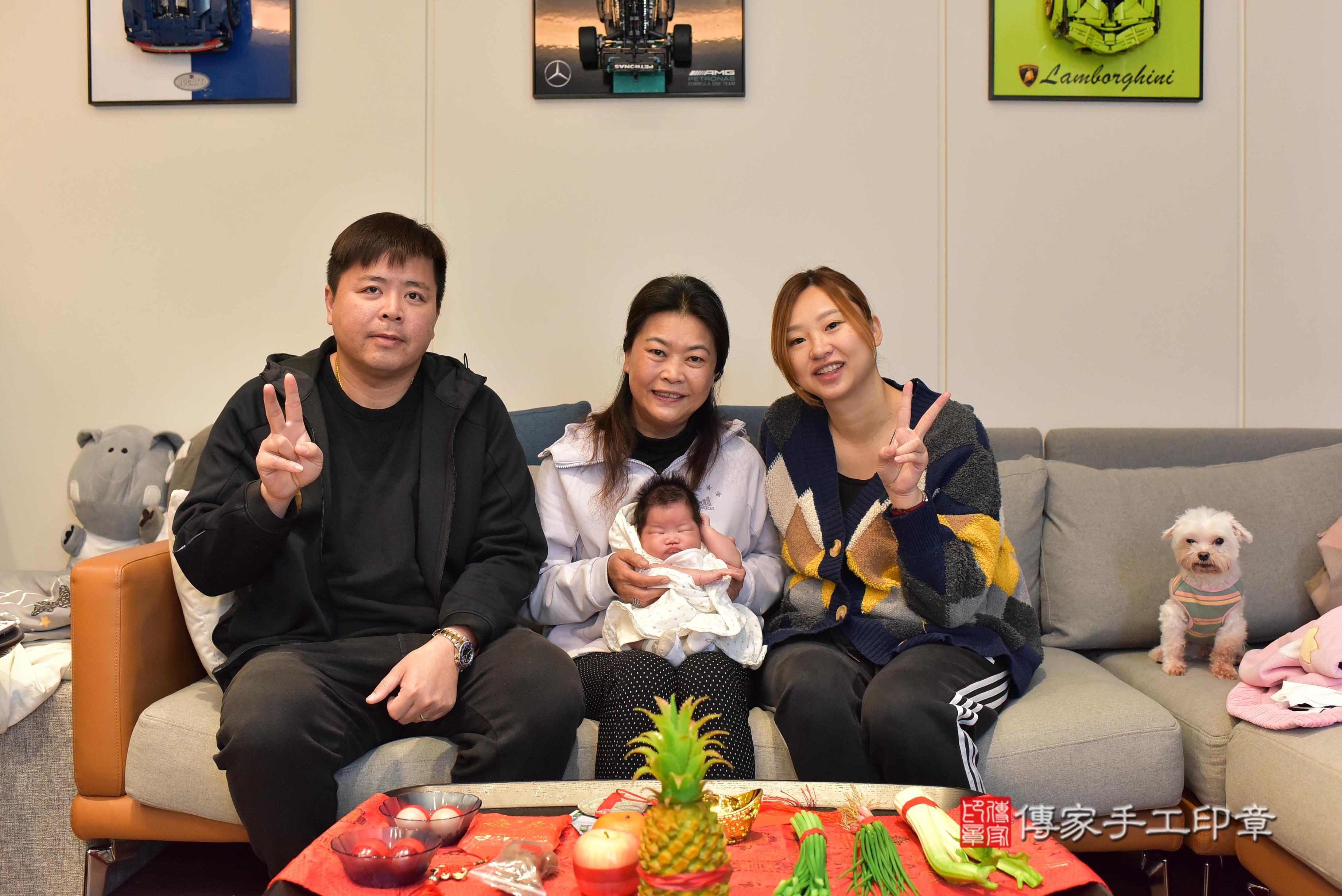 傳家手工印章台南店、抓周、度脺、中國風會場、傳家嬰兒古禮、吉祥話、抓周道具物品24種、拍照。抓周證書。寶寶抓周、滿周歲、生日快樂、祝福