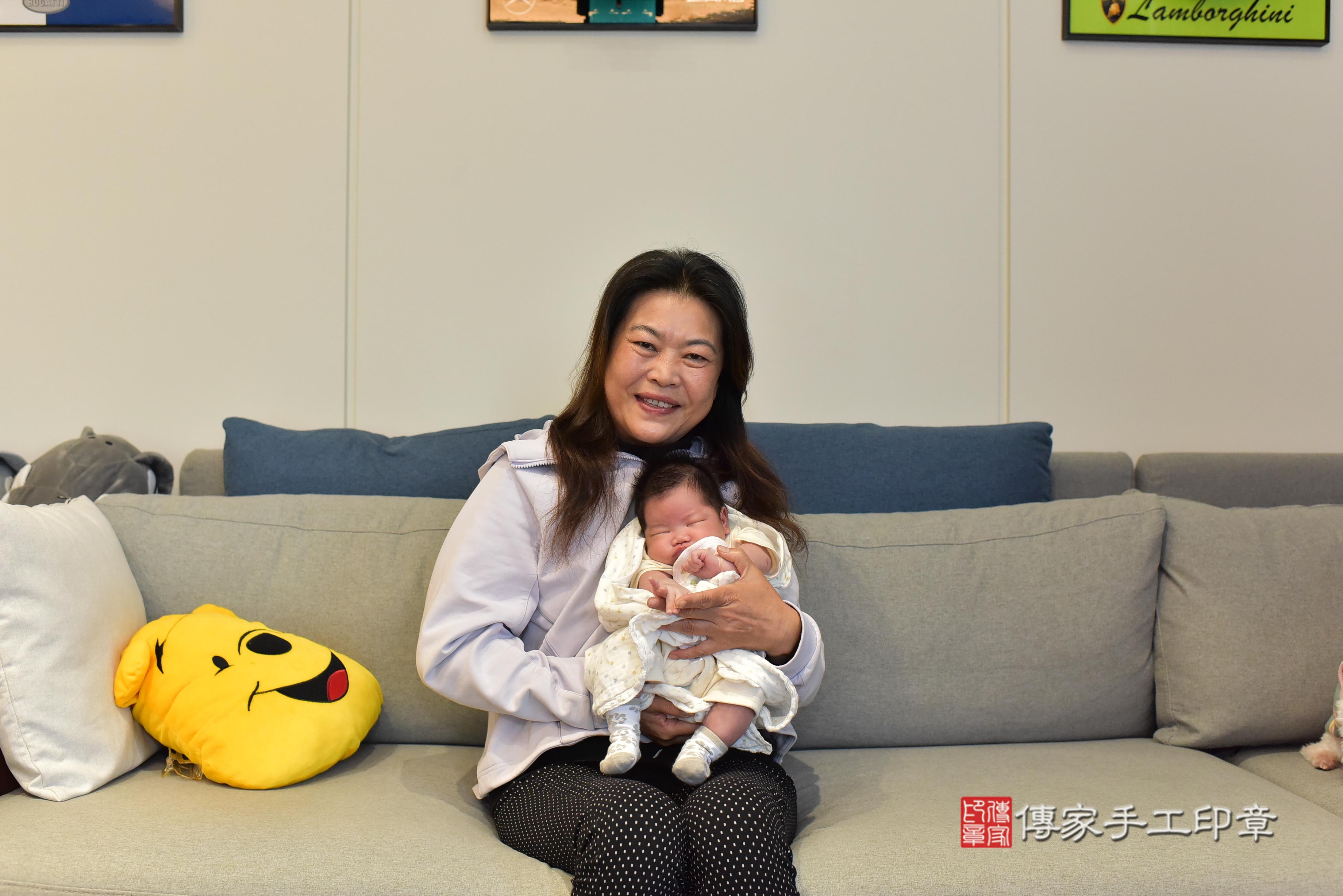 傳家手工印章台南店、抓周、度脺、中國風會場、傳家嬰兒古禮、吉祥話、抓周道具物品24種、拍照。抓周證書。寶寶抓周、滿周歲、生日快樂、祝福