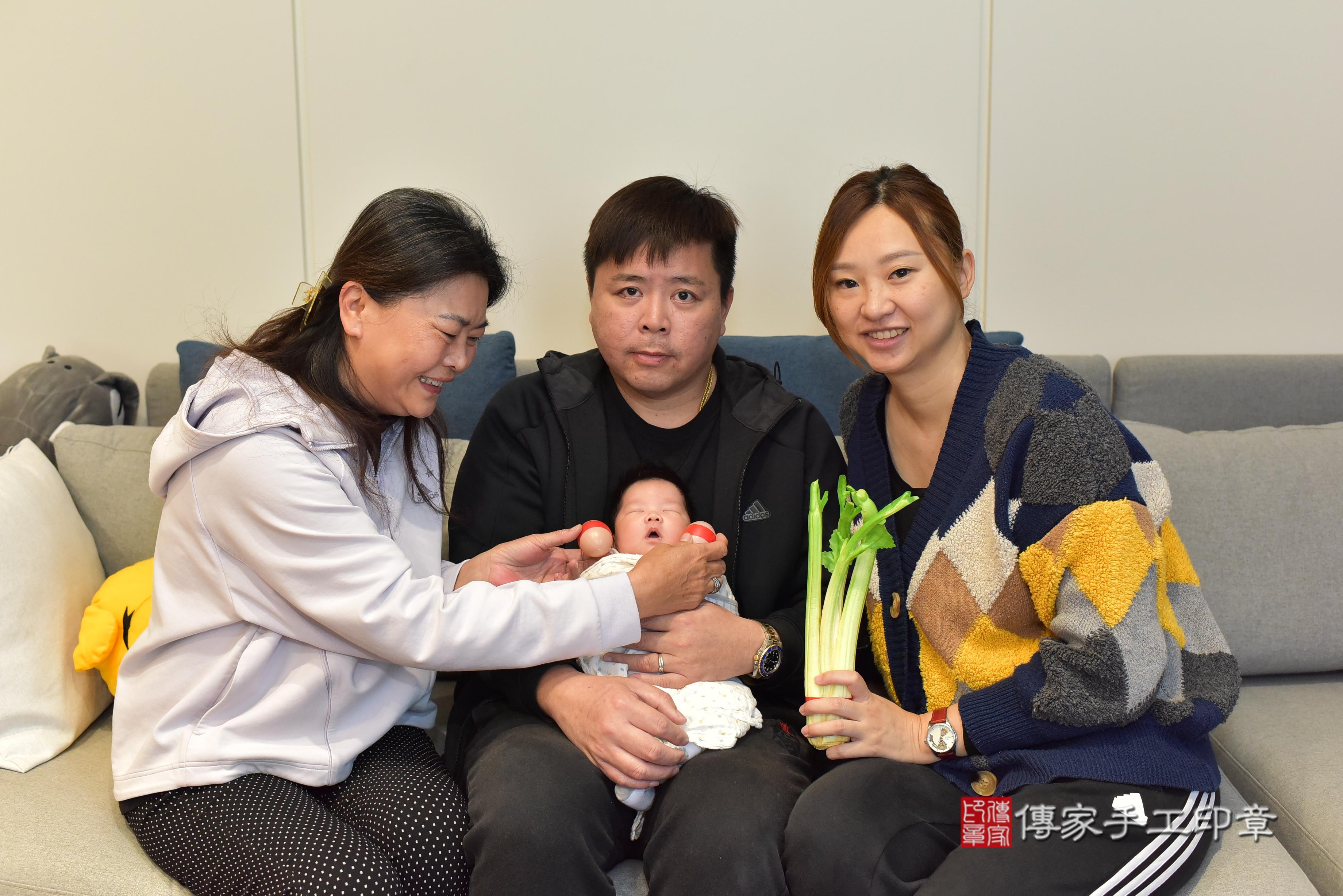傳家手工印章台南店、抓周、度脺、中國風會場、傳家嬰兒古禮、吉祥話、抓周道具物品24種、拍照。抓周證書。寶寶抓周、滿周歲、生日快樂、祝福