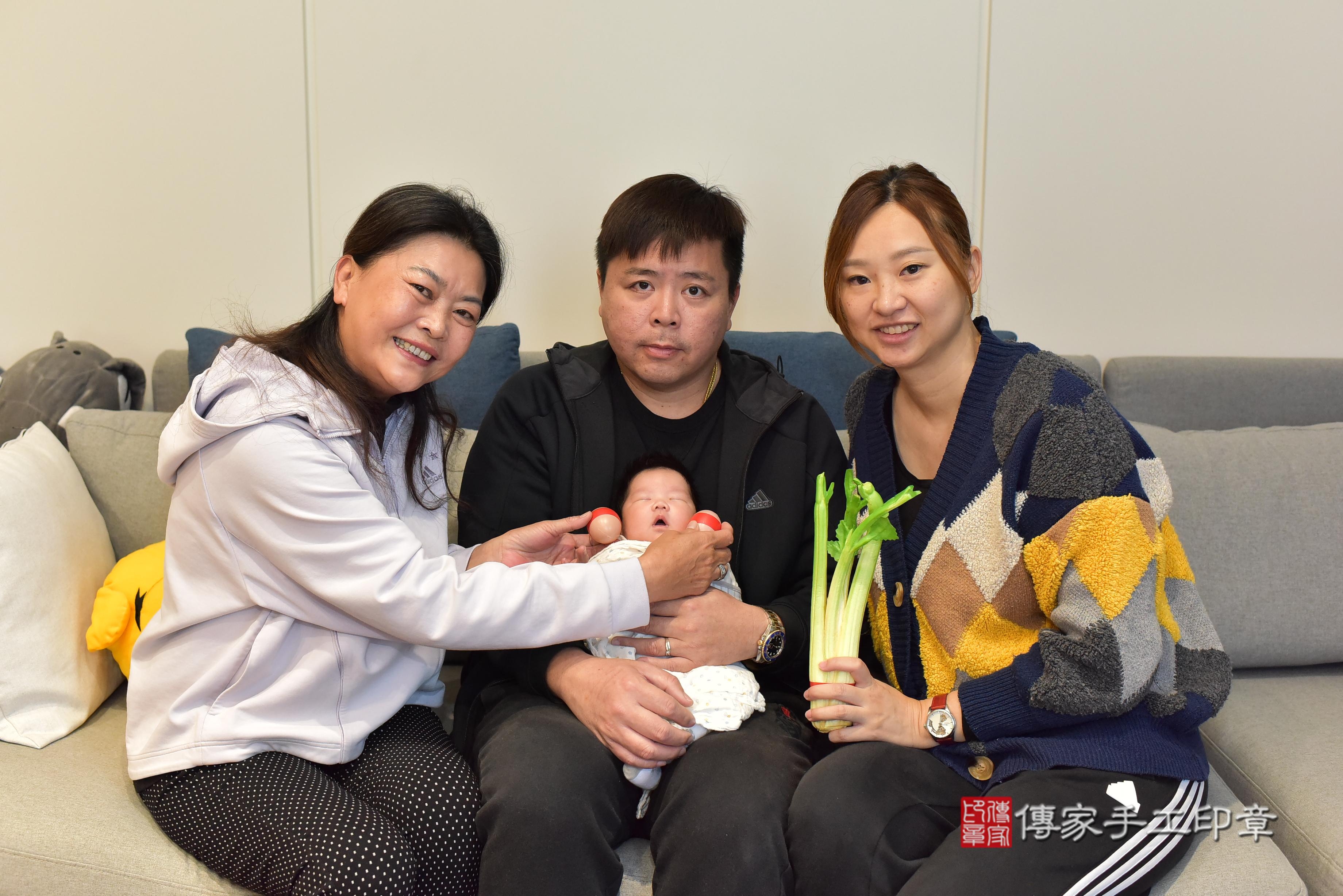 傳家手工印章台南店、抓周、度脺、中國風會場、傳家嬰兒古禮、吉祥話、抓周道具物品24種、拍照。抓周證書。寶寶抓周、滿周歲、生日快樂、祝福